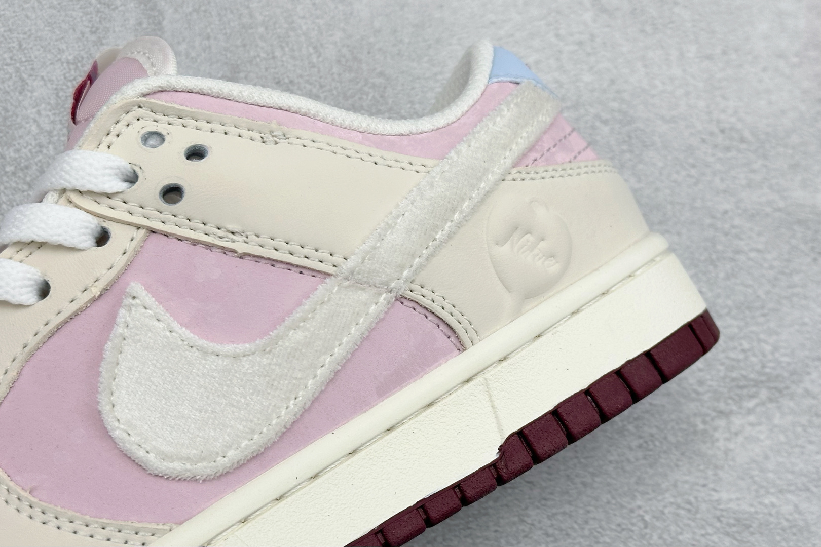 Nike SB Dunk Low“情人节限定发售!奶白 + 柔雾粉的渐变配色像裹了层春日薄纱 IQ1145-610 Nike SB Dunk Low“情人节限定发售!奶白 + 柔雾粉的渐变配色像裹了层春日薄纱 IQ1145-610