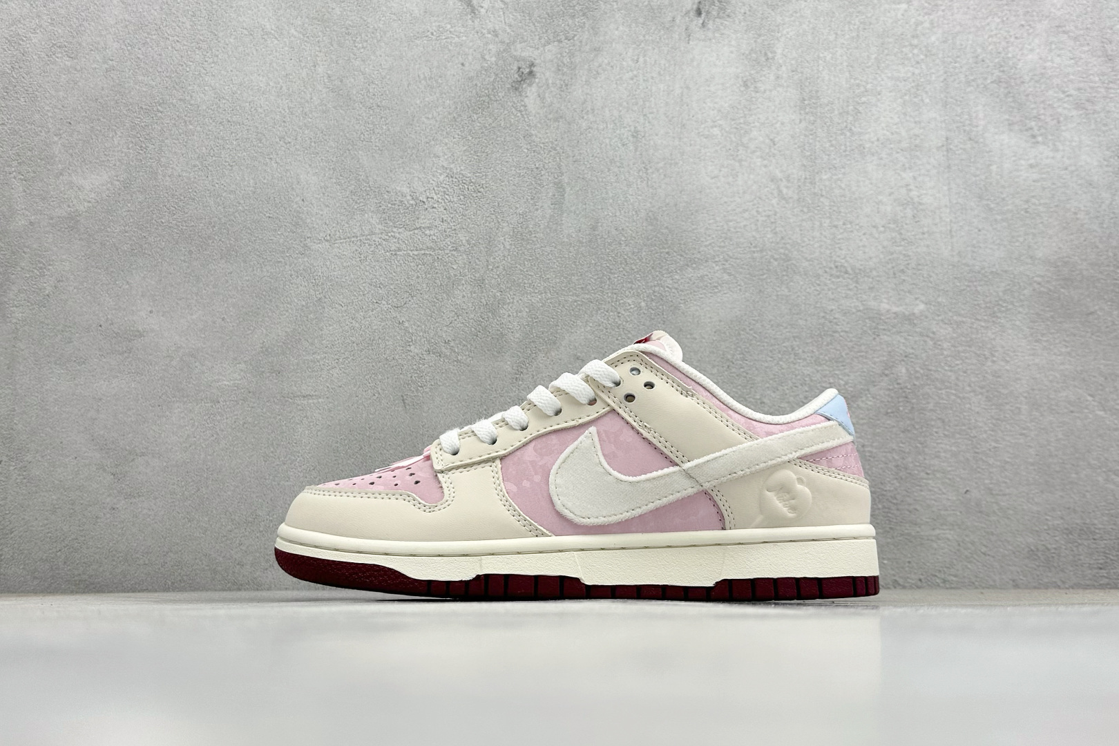 Nike SB Dunk Low“情人节限定发售!奶白 + 柔雾粉的渐变配色像裹了层春日薄纱 IQ1145-610 Nike SB Dunk Low“情人节限定发售!奶白 + 柔雾粉的渐变配色像裹了层春日薄纱 IQ1145-610