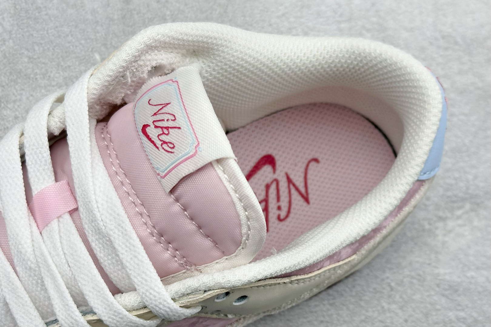 Nike SB Dunk Low“情人节限定发售!奶白 + 柔雾粉的渐变配色像裹了层春日薄纱 IQ1145-610 Nike SB Dunk Low“情人节限定发售!奶白 + 柔雾粉的渐变配色像裹了层春日薄纱 IQ1145-610