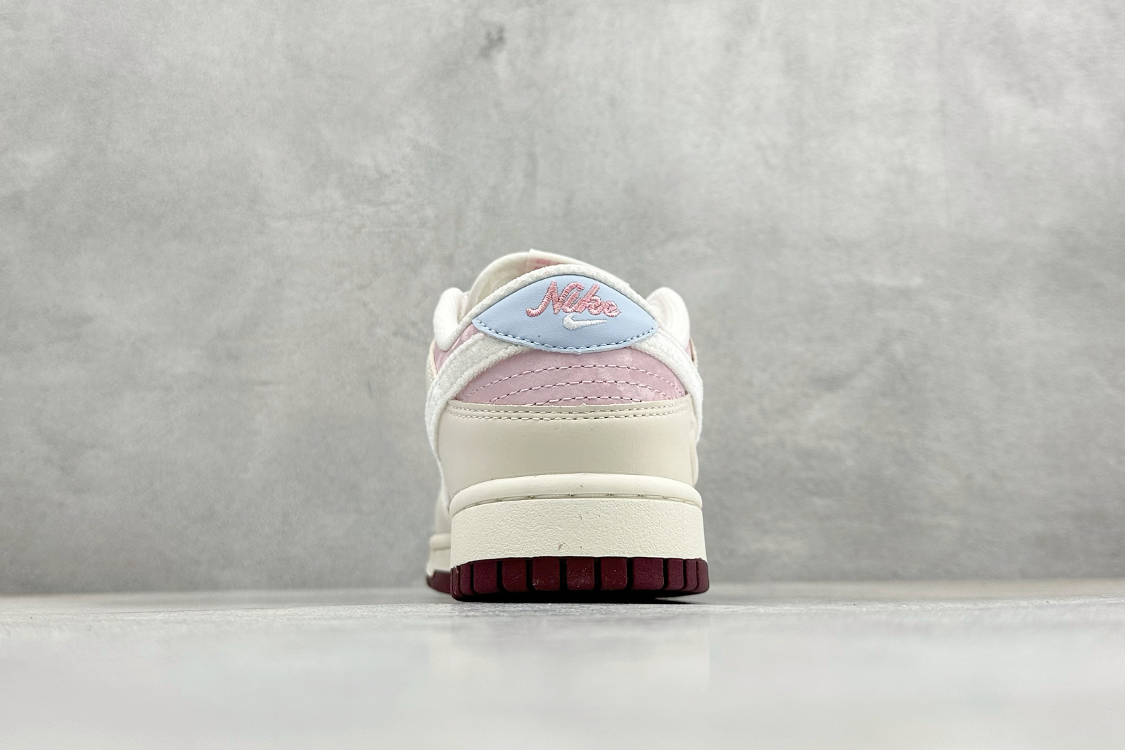 Nike SB Dunk Low“情人节限定发售!奶白 + 柔雾粉的渐变配色像裹了层春日薄纱 IQ1145-610 Nike SB Dunk Low“情人节限定发售!奶白 + 柔雾粉的渐变配色像裹了层春日薄纱 IQ1145-610