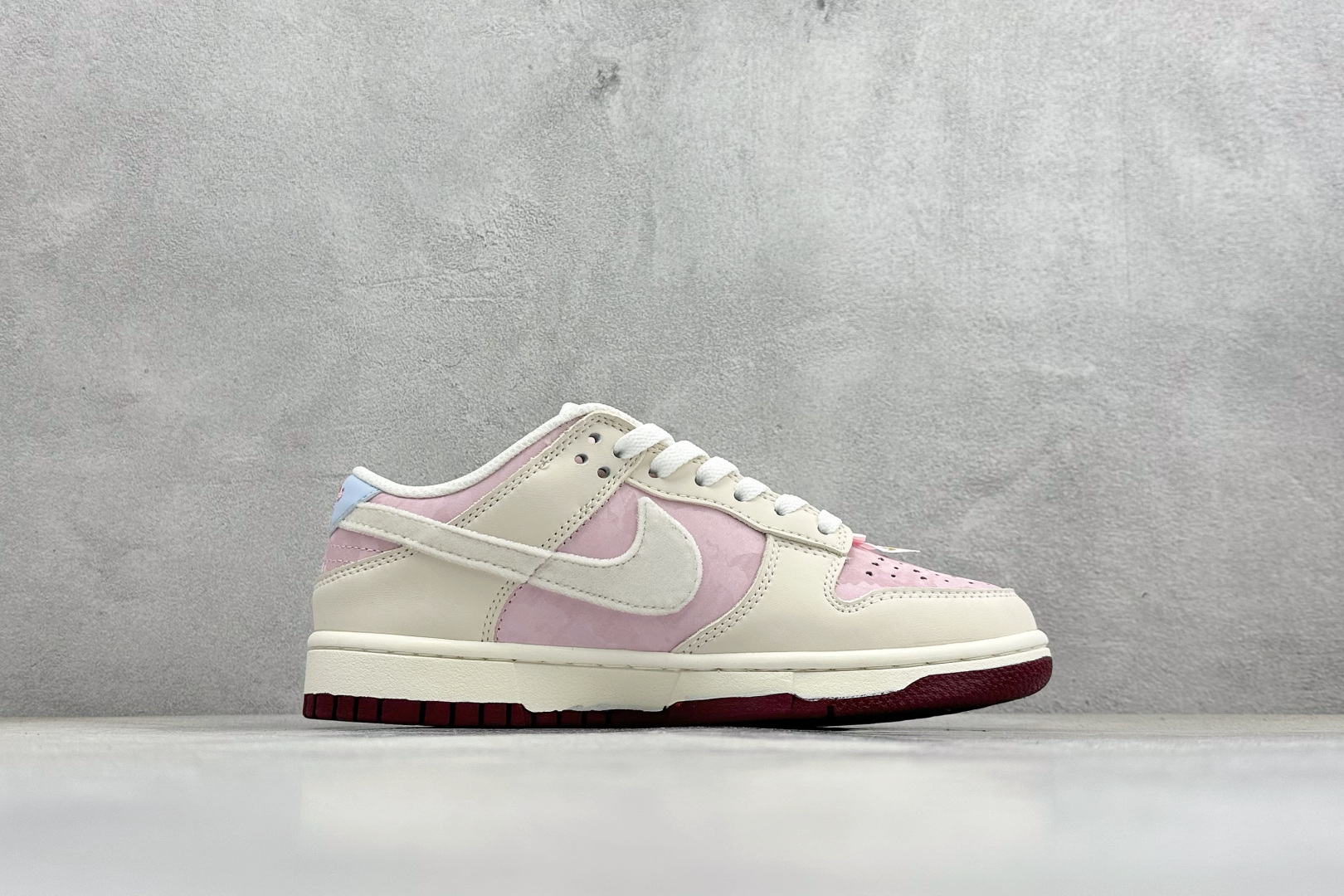 Nike SB Dunk Low“情人节限定发售!奶白 + 柔雾粉的渐变配色像裹了层春日薄纱 IQ1145-610 Nike SB Dunk Low“情人节限定发售!奶白 + 柔雾粉的渐变配色像裹了层春日薄纱 IQ1145-610