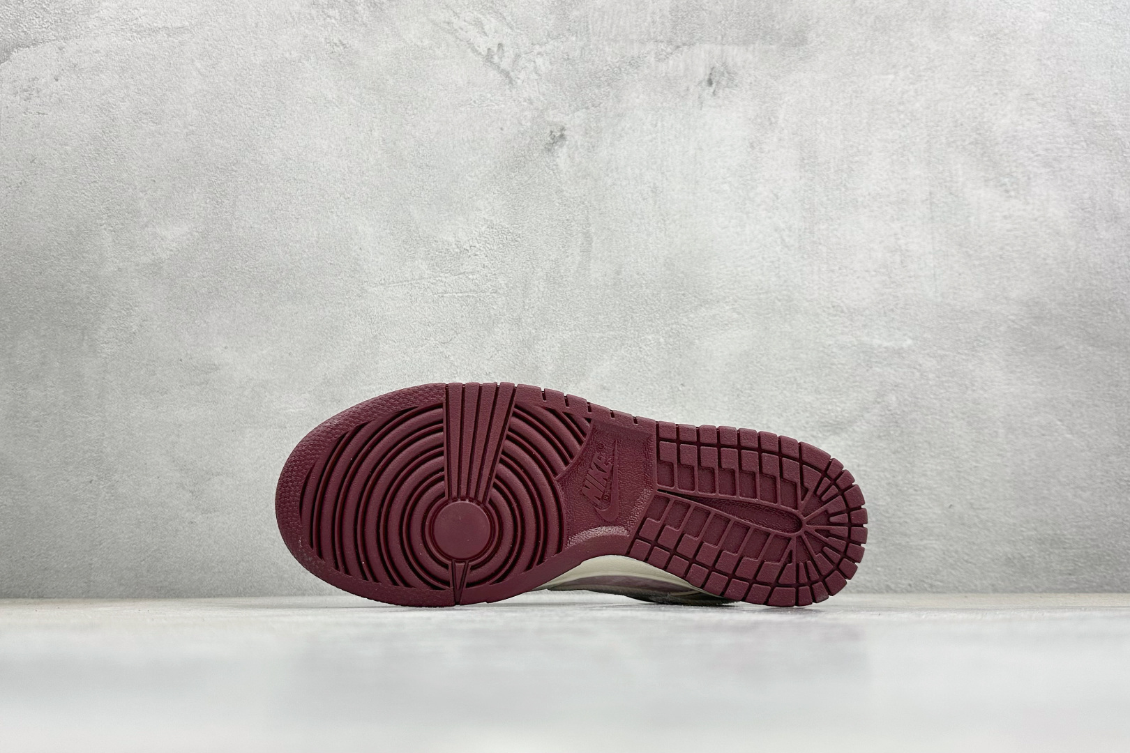 Nike SB Dunk Low“情人节限定发售!奶白 + 柔雾粉的渐变配色像裹了层春日薄纱 IQ1145-610 Nike SB Dunk Low“情人节限定发售!奶白 + 柔雾粉的渐变配色像裹了层春日薄纱 IQ1145-610