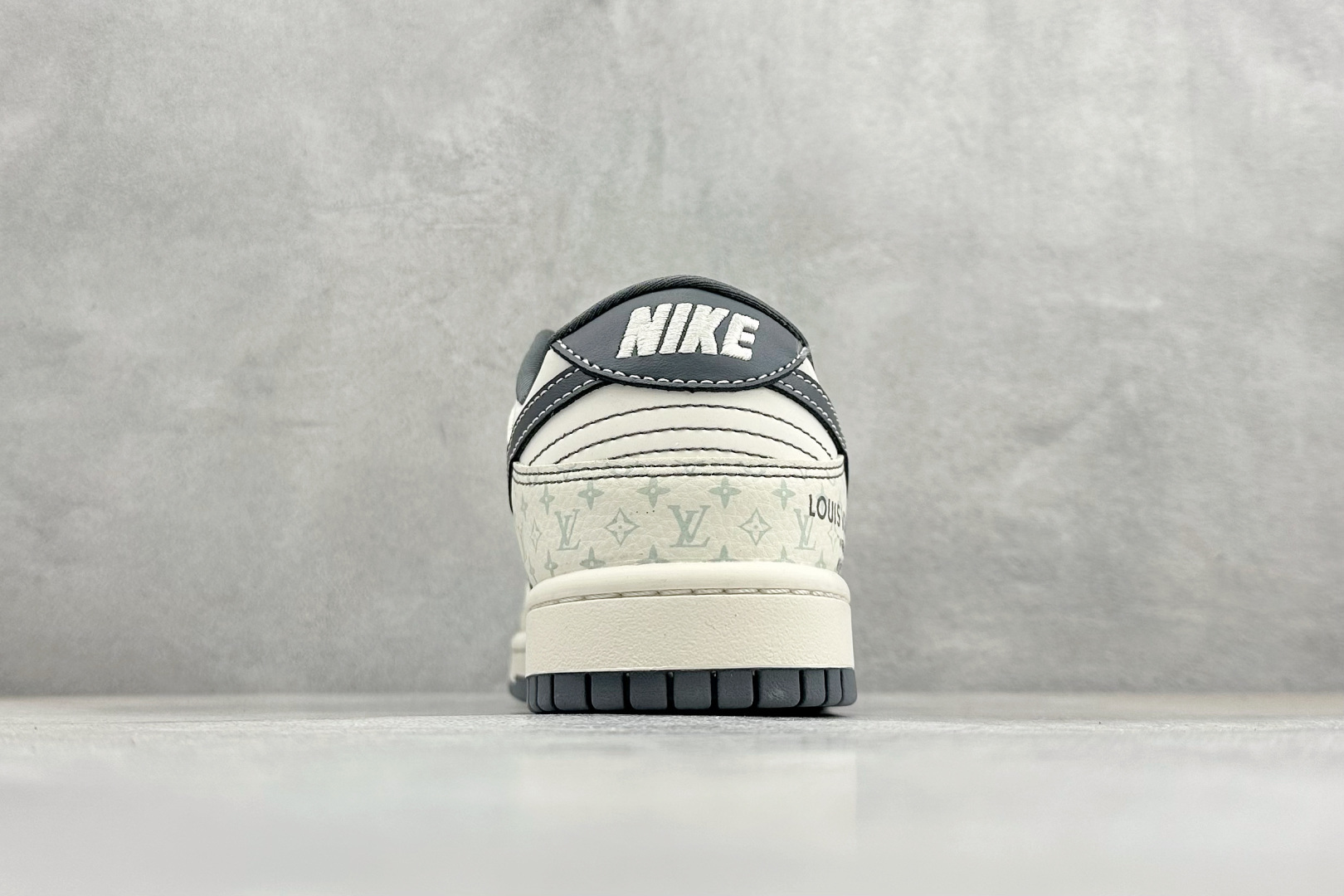 Nike SB Dunk Low“ LV联名——花纹灰勾” 周年高端定制 低帮休闲板鞋 YX5066-366 Nike SB Dunk Low“ LV联名——花纹灰勾” 周年高端定制 低帮休闲板鞋 YX5066-366