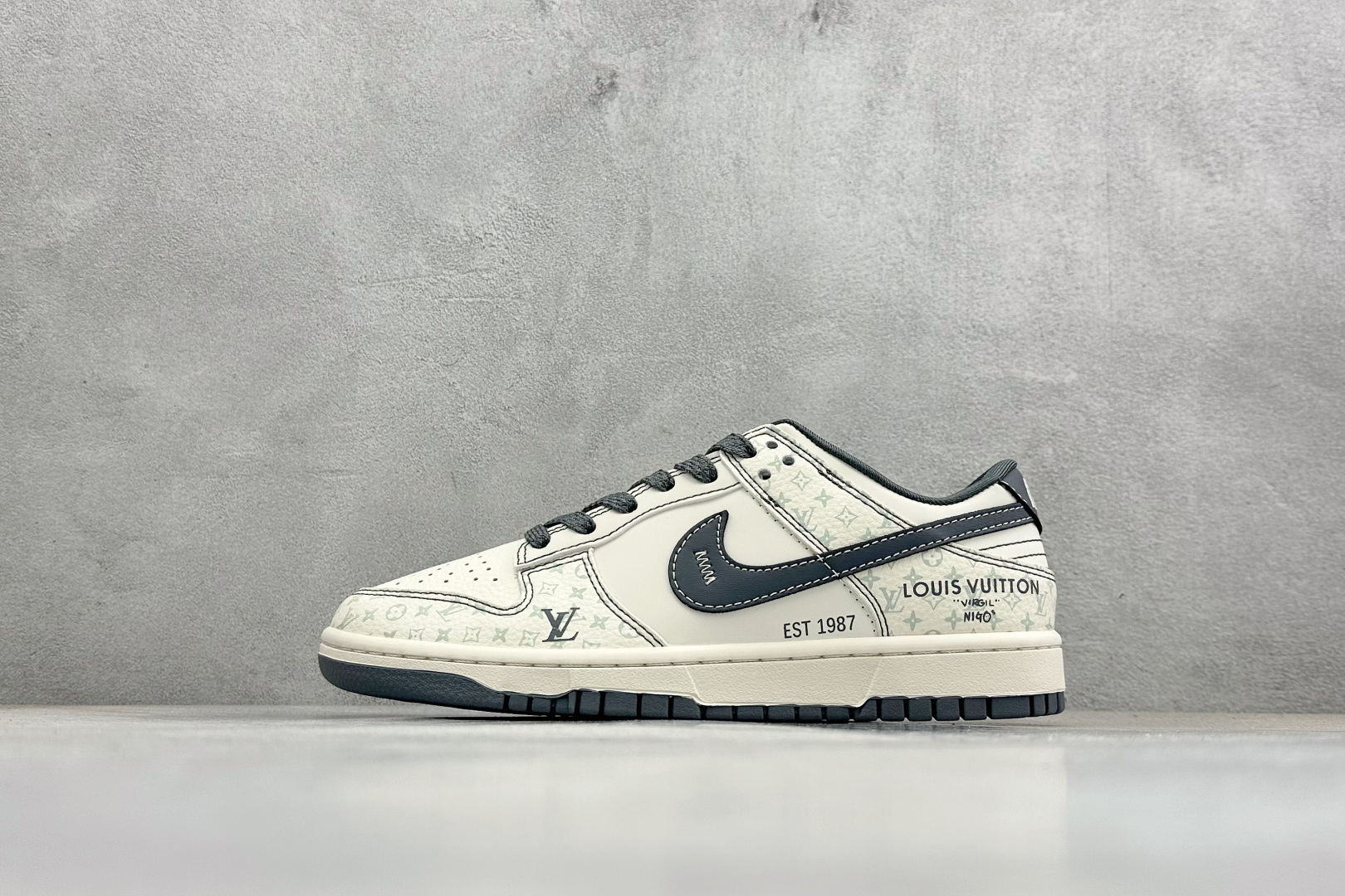 Nike SB Dunk Low“ LV联名——花纹灰勾” 周年高端定制 低帮休闲板鞋 YX5066-366 Nike SB Dunk Low“ LV联名——花纹灰勾” 周年高端定制 低帮休闲板鞋 YX5066-366