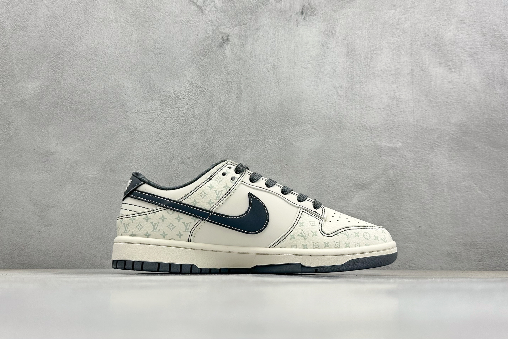 Nike SB Dunk Low“ LV联名——花纹灰勾” 周年高端定制 低帮休闲板鞋 YX5066-366 Nike SB Dunk Low“ LV联名——花纹灰勾” 周年高端定制 低帮休闲板鞋 YX5066-366