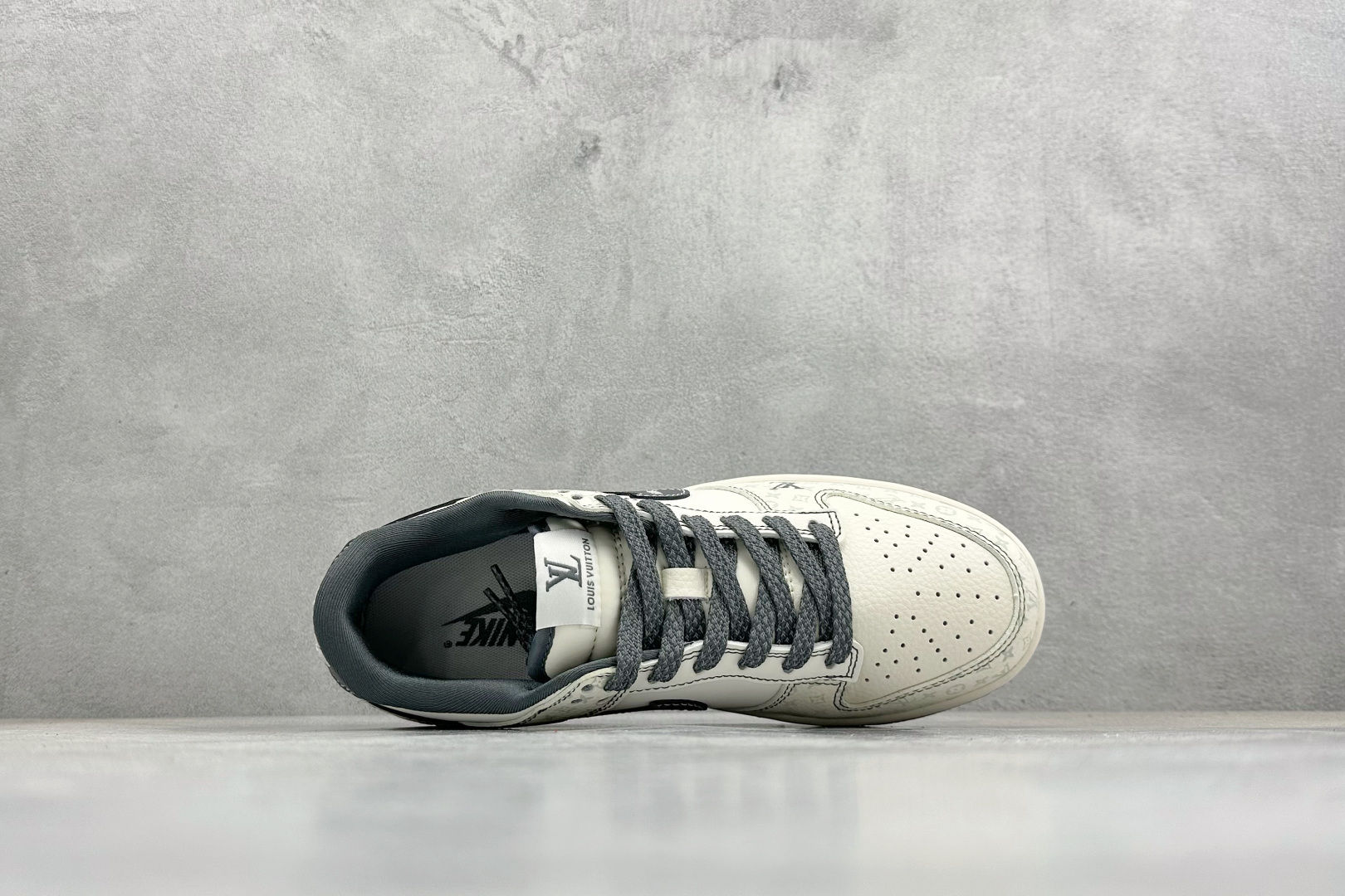 Nike SB Dunk Low“ LV联名——花纹灰勾” 周年高端定制 低帮休闲板鞋 YX5066-366 Nike SB Dunk Low“ LV联名——花纹灰勾” 周年高端定制 低帮休闲板鞋 YX5066-366
