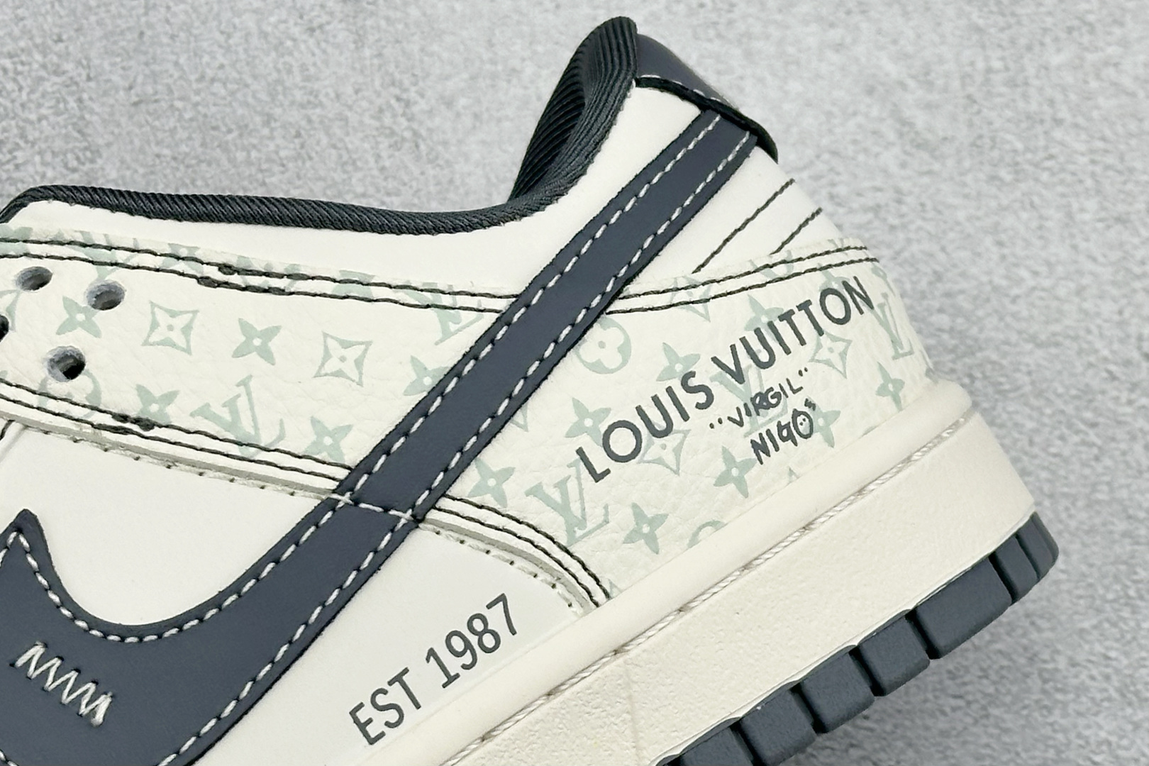 Nike SB Dunk Low“ LV联名——花纹灰勾” 周年高端定制 低帮休闲板鞋 YX5066-366 Nike SB Dunk Low“ LV联名——花纹灰勾” 周年高端定制 低帮休闲板鞋 YX5066-366