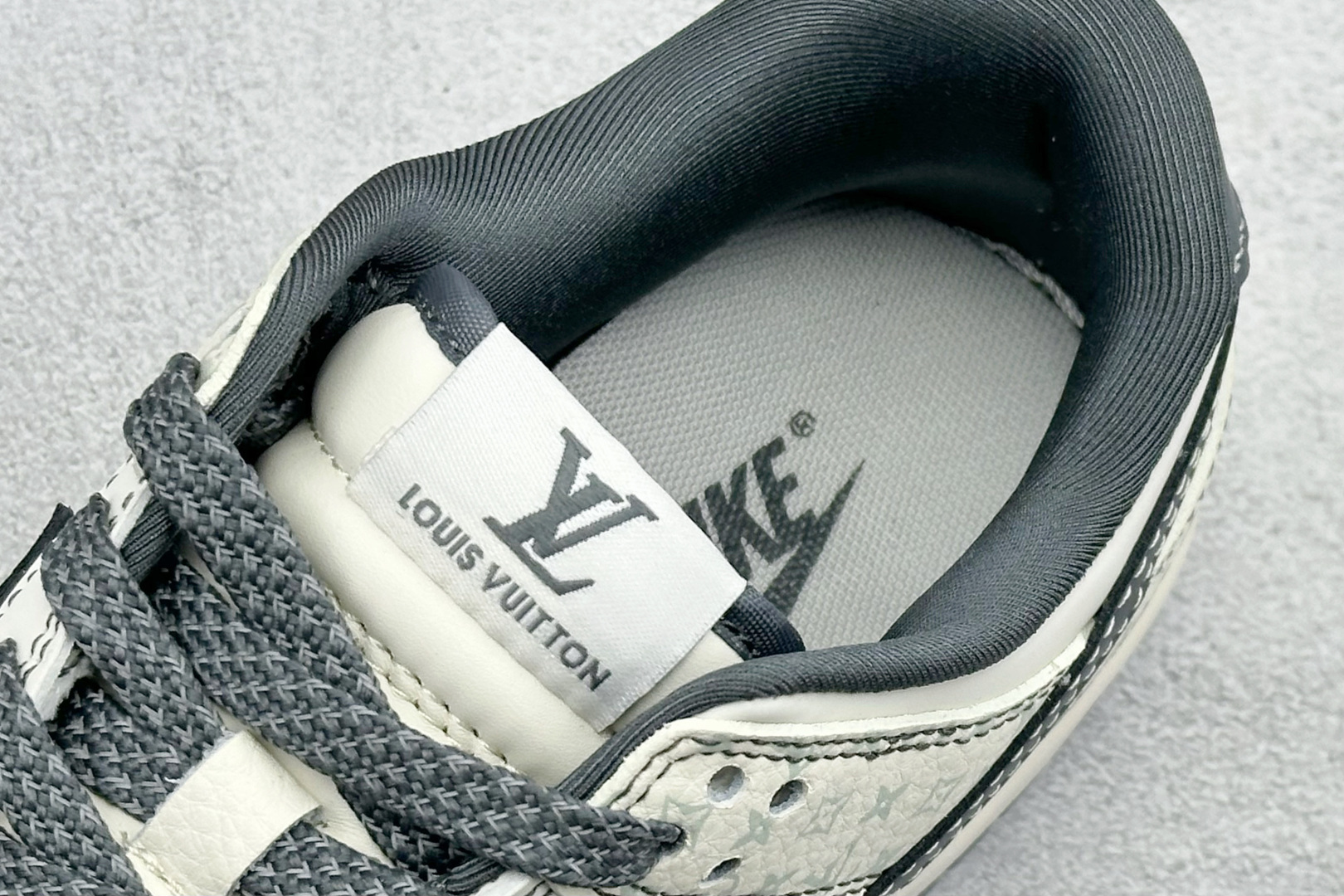 Nike SB Dunk Low“ LV联名——花纹灰勾” 周年高端定制 低帮休闲板鞋 YX5066-366 Nike SB Dunk Low“ LV联名——花纹灰勾” 周年高端定制 低帮休闲板鞋 YX5066-366