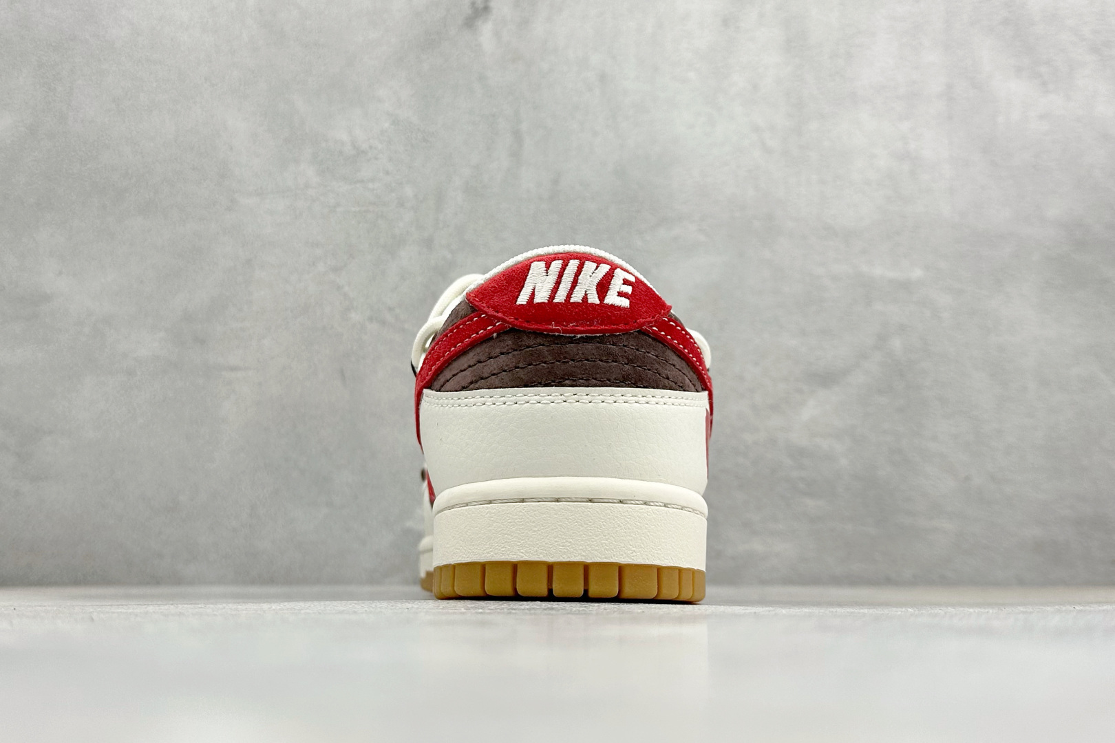 Nike SB Dunk Low 马年专属 白棕撞色 高端定制 低帮休闲板鞋 YX5066-C66 Nike SB Dunk Low 马年专属 白棕撞色 高端定制 低帮休闲板鞋 YX5066-C66