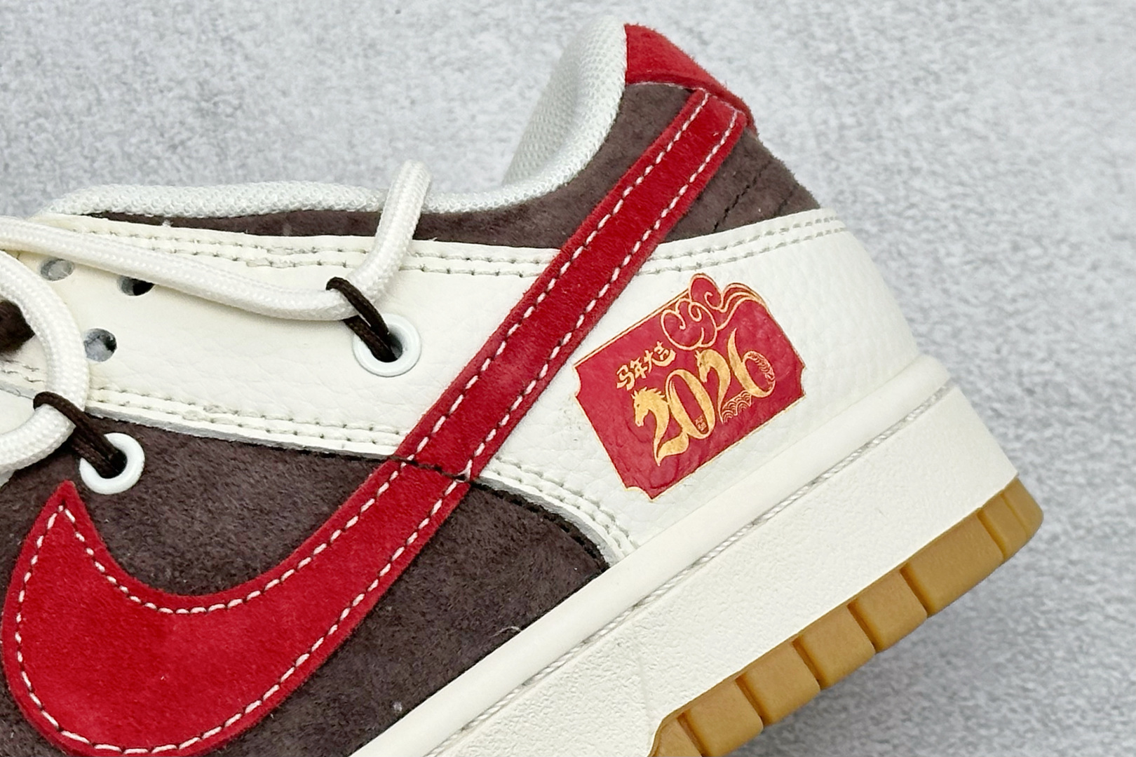 Nike SB Dunk Low 马年专属 白棕撞色 高端定制 低帮休闲板鞋 YX5066-C66 Nike SB Dunk Low 马年专属 白棕撞色 高端定制 低帮休闲板鞋 YX5066-C66