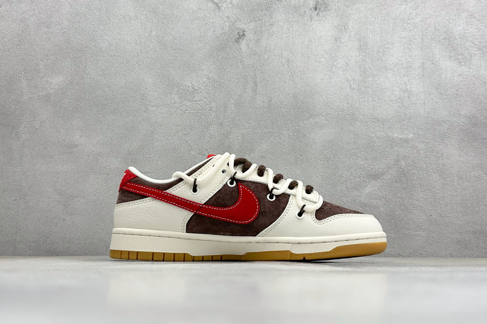 Nike SB Dunk Low 马年专属 白棕撞色 高端定制 低帮休闲板鞋 YX5066-C66 Nike SB Dunk Low 马年专属 白棕撞色 高端定制 低帮休闲板鞋 YX5066-C66