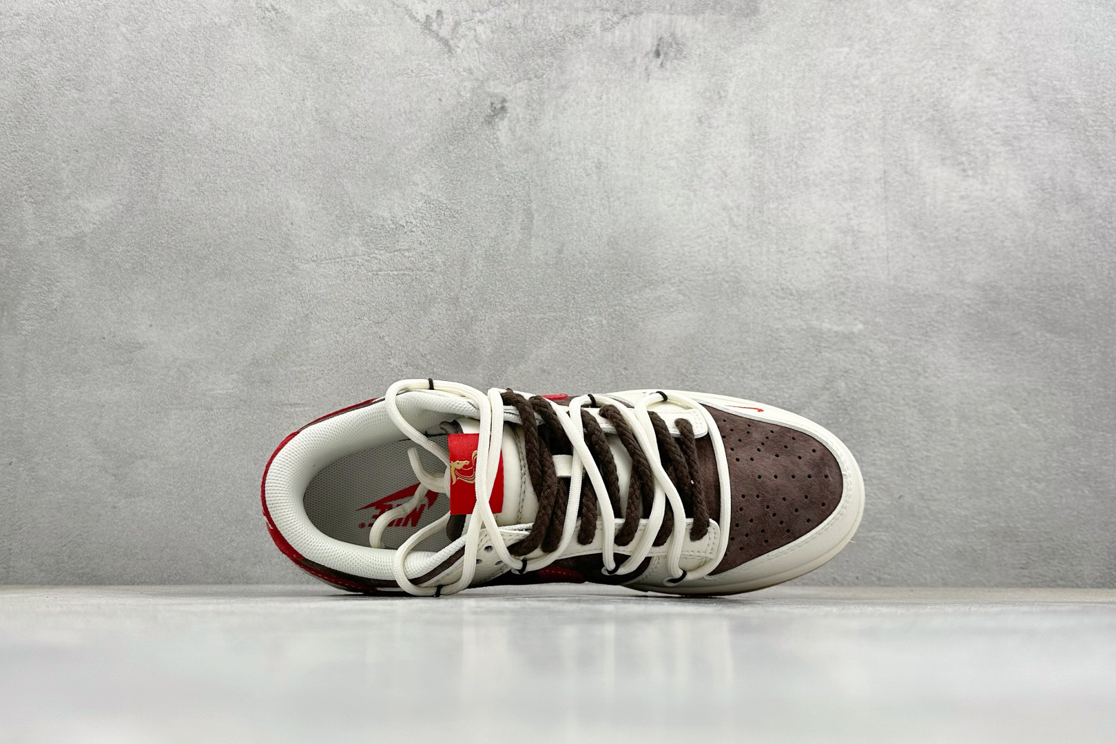 Nike SB Dunk Low 马年专属 白棕撞色 高端定制 低帮休闲板鞋 YX5066-C66 Nike SB Dunk Low 马年专属 白棕撞色 高端定制 低帮休闲板鞋 YX5066-C66