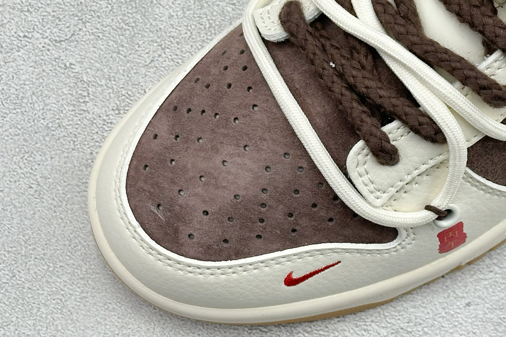 Nike SB Dunk Low 马年专属 白棕撞色 高端定制 低帮休闲板鞋 YX5066-C66 Nike SB Dunk Low 马年专属 白棕撞色 高端定制 低帮休闲板鞋 YX5066-C66