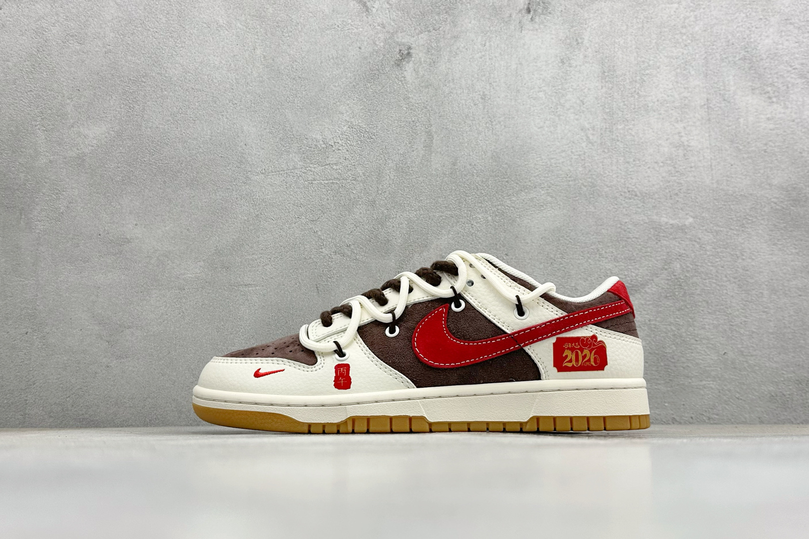 Nike SB Dunk Low 马年专属 白棕撞色 高端定制 低帮休闲板鞋 YX5066-C66 Nike SB Dunk Low 马年专属 白棕撞色 高端定制 低帮休闲板鞋 YX5066-C66