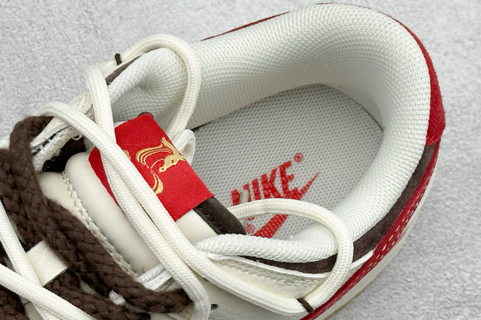 Nike SB Dunk Low 马年专属 白棕撞色 高端定制 低帮休闲板鞋 YX5066-C66 Nike SB Dunk Low 马年专属 白棕撞色 高端定制 低帮休闲板鞋 YX5066-C66