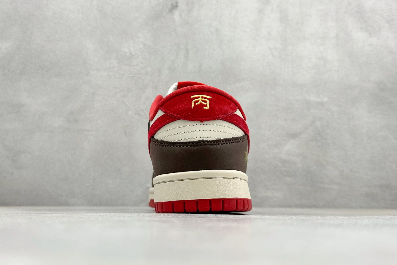 Nike SB Dunk Low ”马年限定款“——白咖啡红” 高端定制 低帮休闲板鞋 YF9511-927 Nike SB Dunk Low ”马年限定款“——白咖啡红” 高端定制 低帮休闲板鞋 YF9511-927