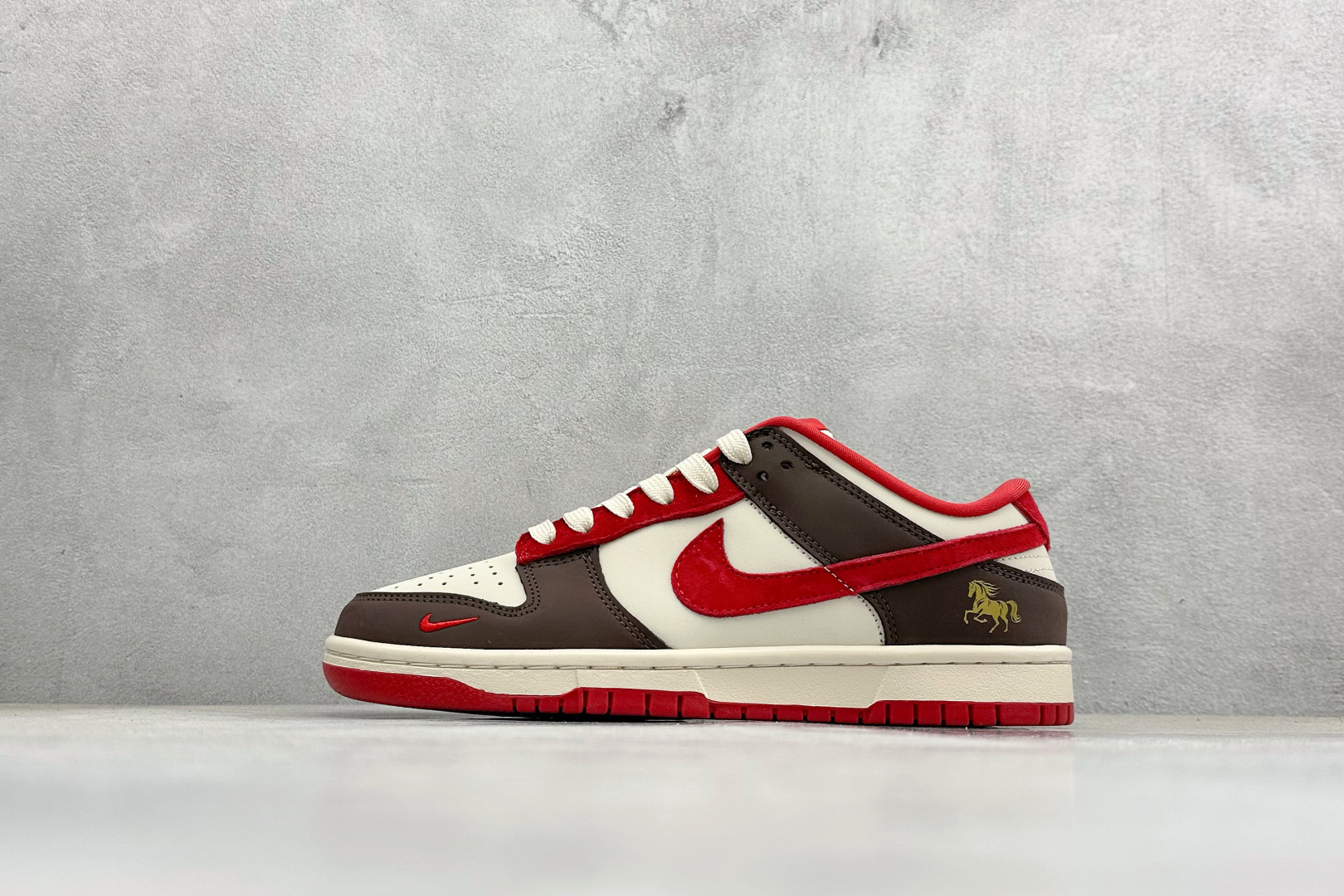 Nike SB Dunk Low ”马年限定款“——白咖啡红” 高端定制 低帮休闲板鞋 YF9511-927 Nike SB Dunk Low ”马年限定款“——白咖啡红” 高端定制 低帮休闲板鞋 YF9511-927
