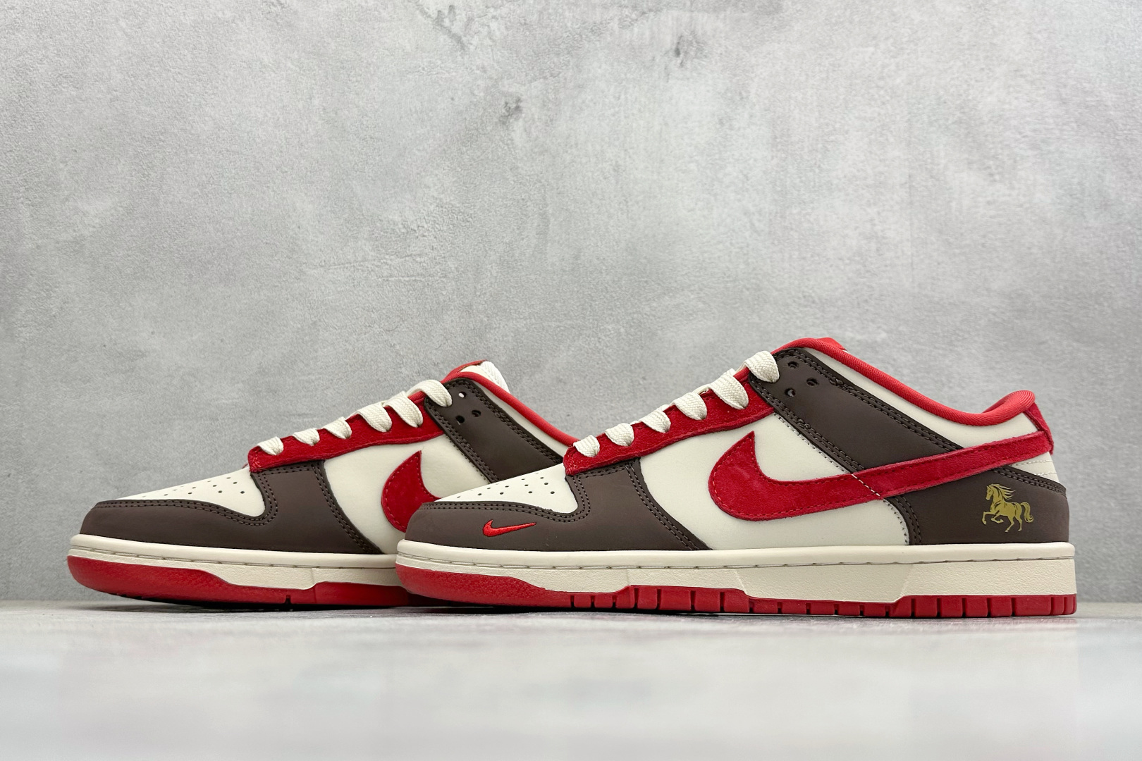 Nike SB Dunk Low ”马年限定款“——白咖啡红” 高端定制 低帮休闲板鞋 YF9511-927 Nike SB Dunk Low ”马年限定款“——白咖啡红” 高端定制 低帮休闲板鞋 YF9511-927