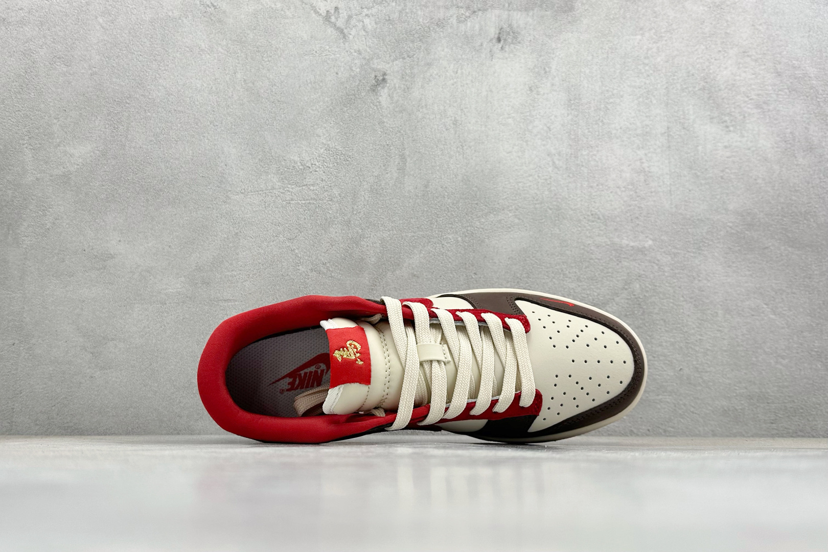 Nike SB Dunk Low ”马年限定款“——白咖啡红” 高端定制 低帮休闲板鞋 YF9511-927 Nike SB Dunk Low ”马年限定款“——白咖啡红” 高端定制 低帮休闲板鞋 YF9511-927