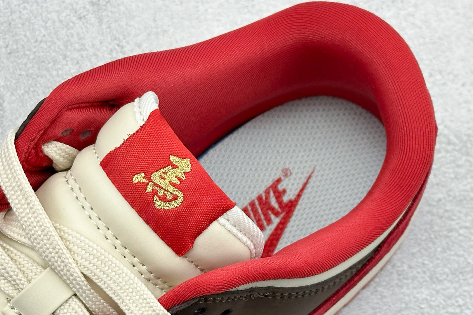Nike SB Dunk Low ”马年限定款“——白咖啡红” 高端定制 低帮休闲板鞋 YF9511-927 Nike SB Dunk Low ”马年限定款“——白咖啡红” 高端定制 低帮休闲板鞋 YF9511-927