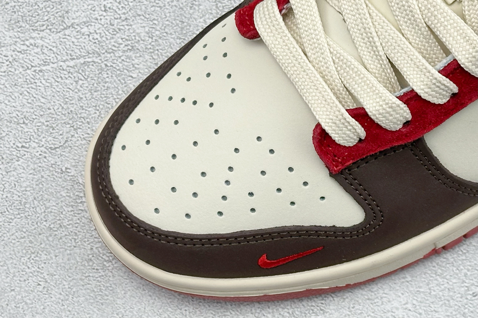 Nike SB Dunk Low ”马年限定款“——白咖啡红” 高端定制 低帮休闲板鞋 YF9511-927 Nike SB Dunk Low ”马年限定款“——白咖啡红” 高端定制 低帮休闲板鞋 YF9511-927