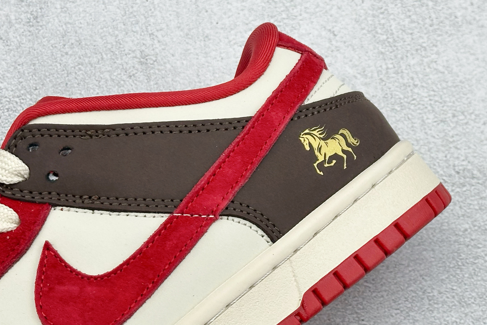 Nike SB Dunk Low ”马年限定款“——白咖啡红” 高端定制 低帮休闲板鞋 YF9511-927 Nike SB Dunk Low ”马年限定款“——白咖啡红” 高端定制 低帮休闲板鞋 YF9511-927