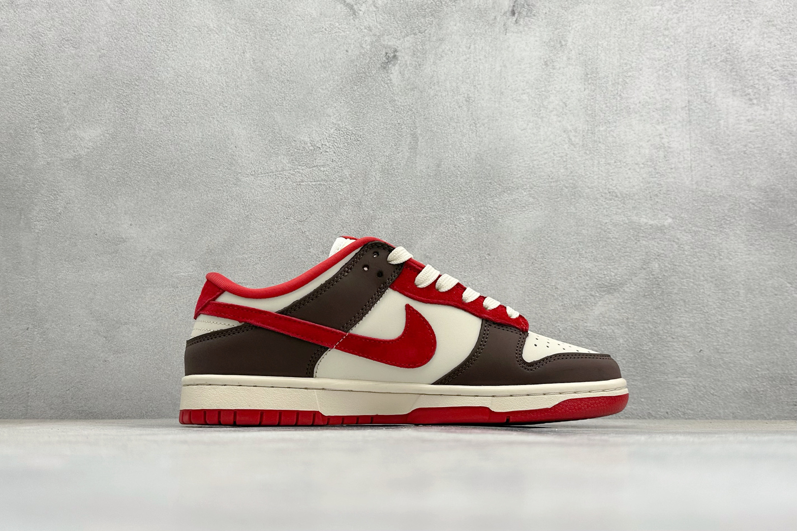 Nike SB Dunk Low ”马年限定款“——白咖啡红” 高端定制 低帮休闲板鞋 YF9511-927 Nike SB Dunk Low ”马年限定款“——白咖啡红” 高端定制 低帮休闲板鞋 YF9511-927