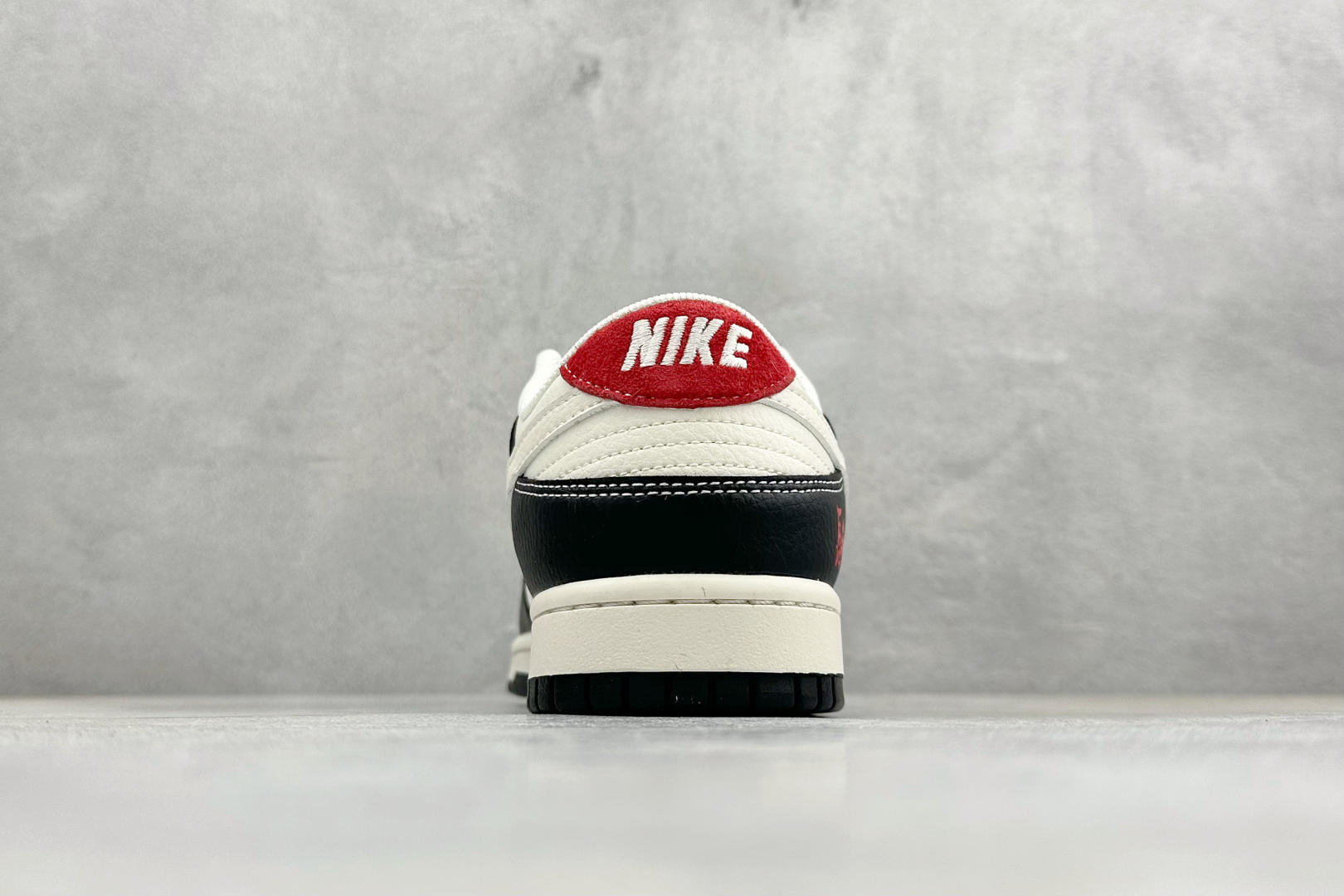 Nike SB Dunk Low ”马年限定款“ 高端定制 低帮休闲板鞋 LX1988-821 Nike SB Dunk Low ”马年限定款“ 高端定制 低帮休闲板鞋 LX1988-821