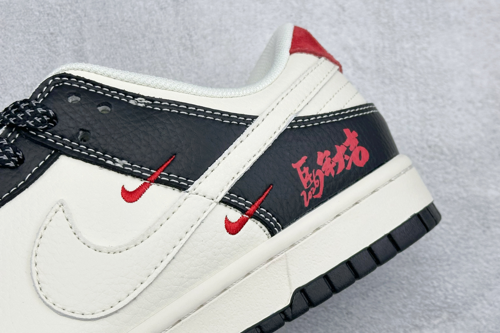 Nike SB Dunk Low ”马年限定款“ 高端定制 低帮休闲板鞋 LX1988-821 Nike SB Dunk Low ”马年限定款“ 高端定制 低帮休闲板鞋 LX1988-821
