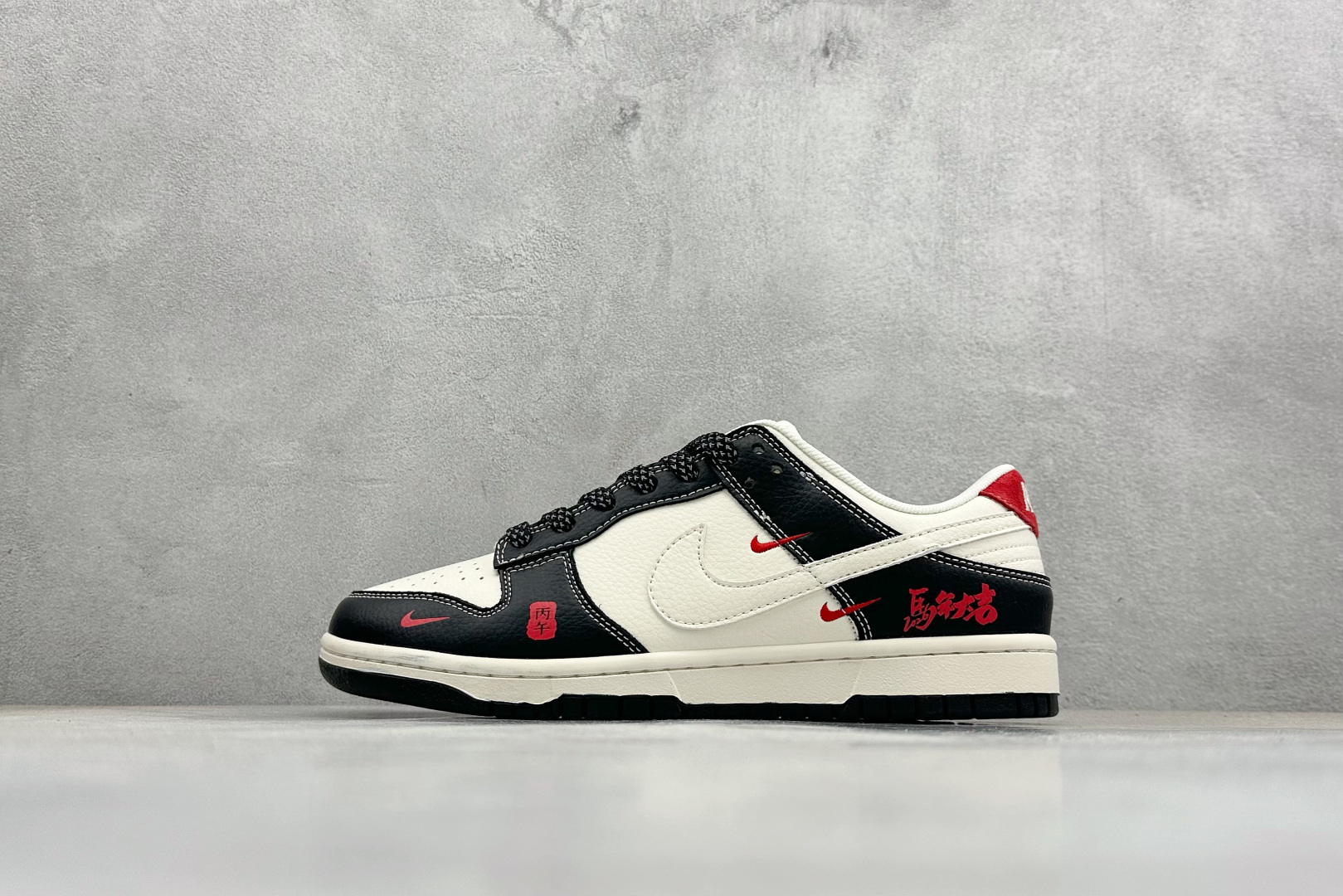 Nike SB Dunk Low ”马年限定款“ 高端定制 低帮休闲板鞋 LX1988-821 Nike SB Dunk Low ”马年限定款“ 高端定制 低帮休闲板鞋 LX1988-821