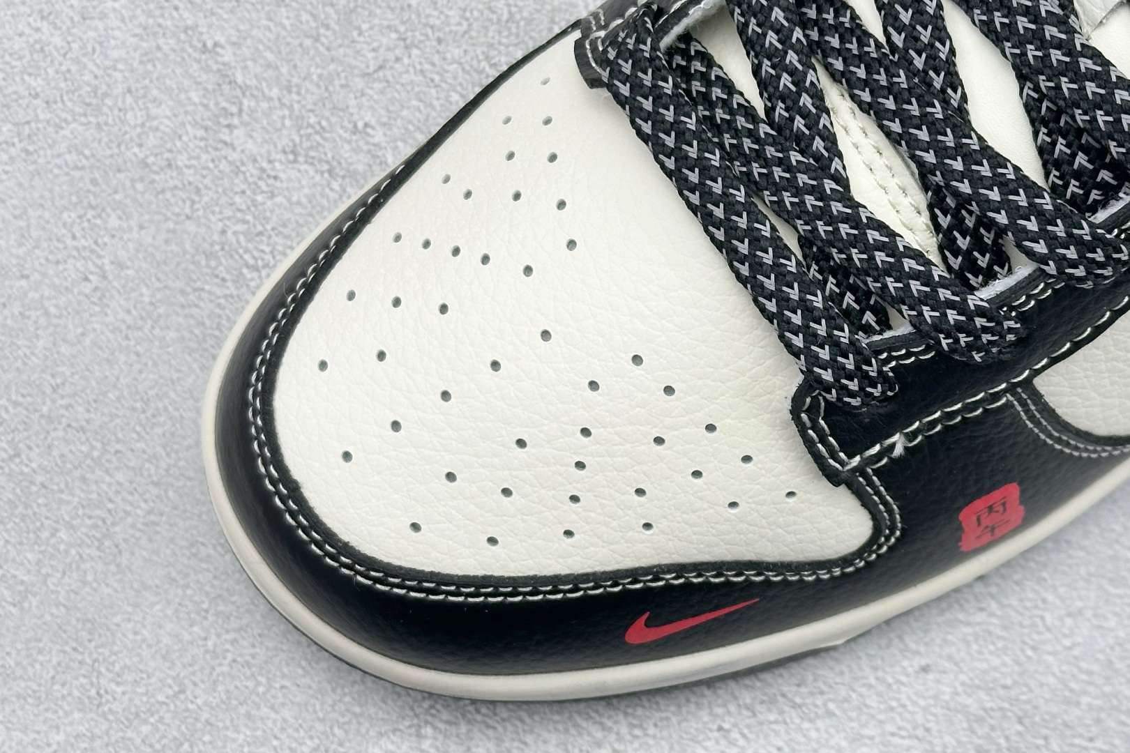Nike SB Dunk Low ”马年限定款“ 高端定制 低帮休闲板鞋 LX1988-821 Nike SB Dunk Low ”马年限定款“ 高端定制 低帮休闲板鞋 LX1988-821