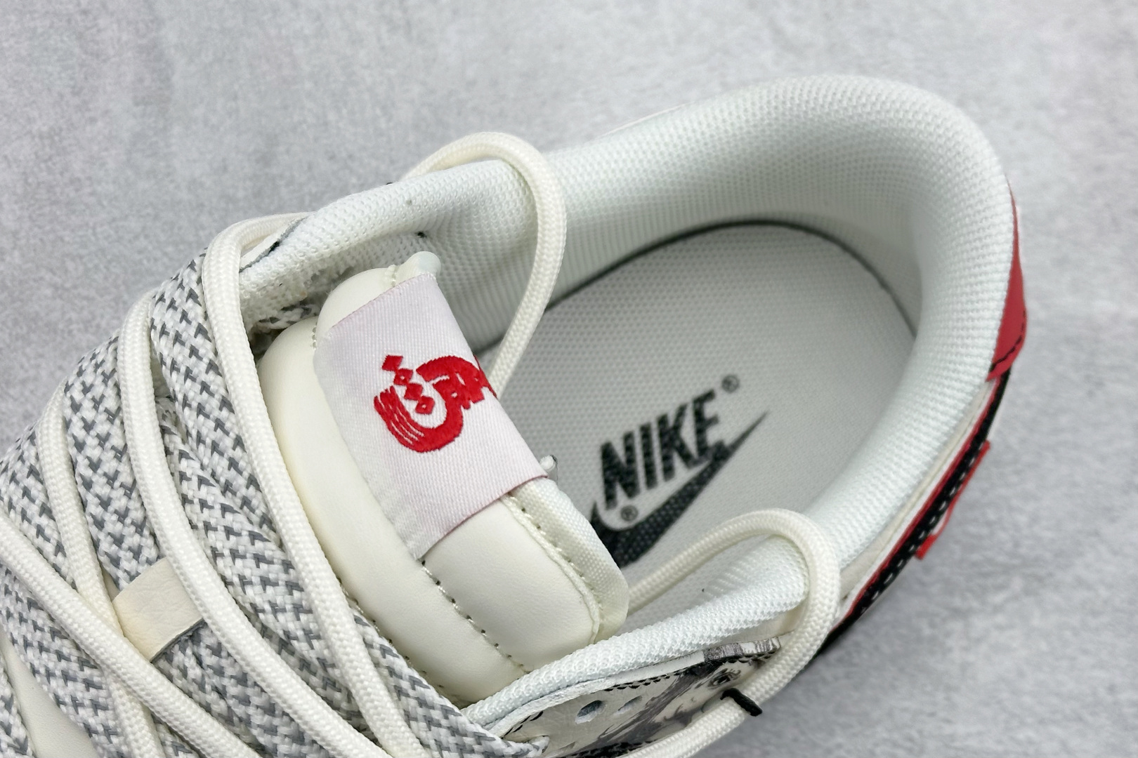 Nike SB Dunk Low ”马年限定款“ 高端定制 低帮休闲板鞋 CX5050-Y59 Nike SB Dunk Low ”马年限定款“ 高端定制 低帮休闲板鞋 CX5050-Y59