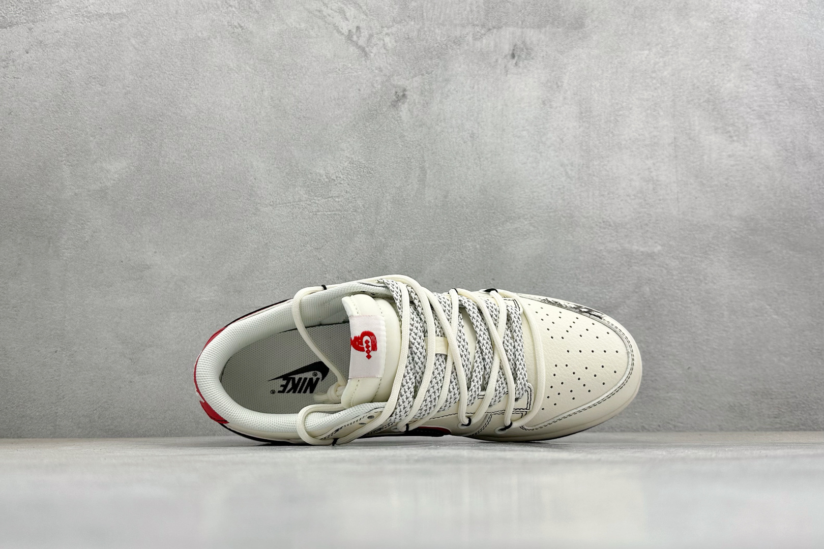 Nike SB Dunk Low ”马年限定款“ 高端定制 低帮休闲板鞋 CX5050-Y59 Nike SB Dunk Low ”马年限定款“ 高端定制 低帮休闲板鞋 CX5050-Y59
