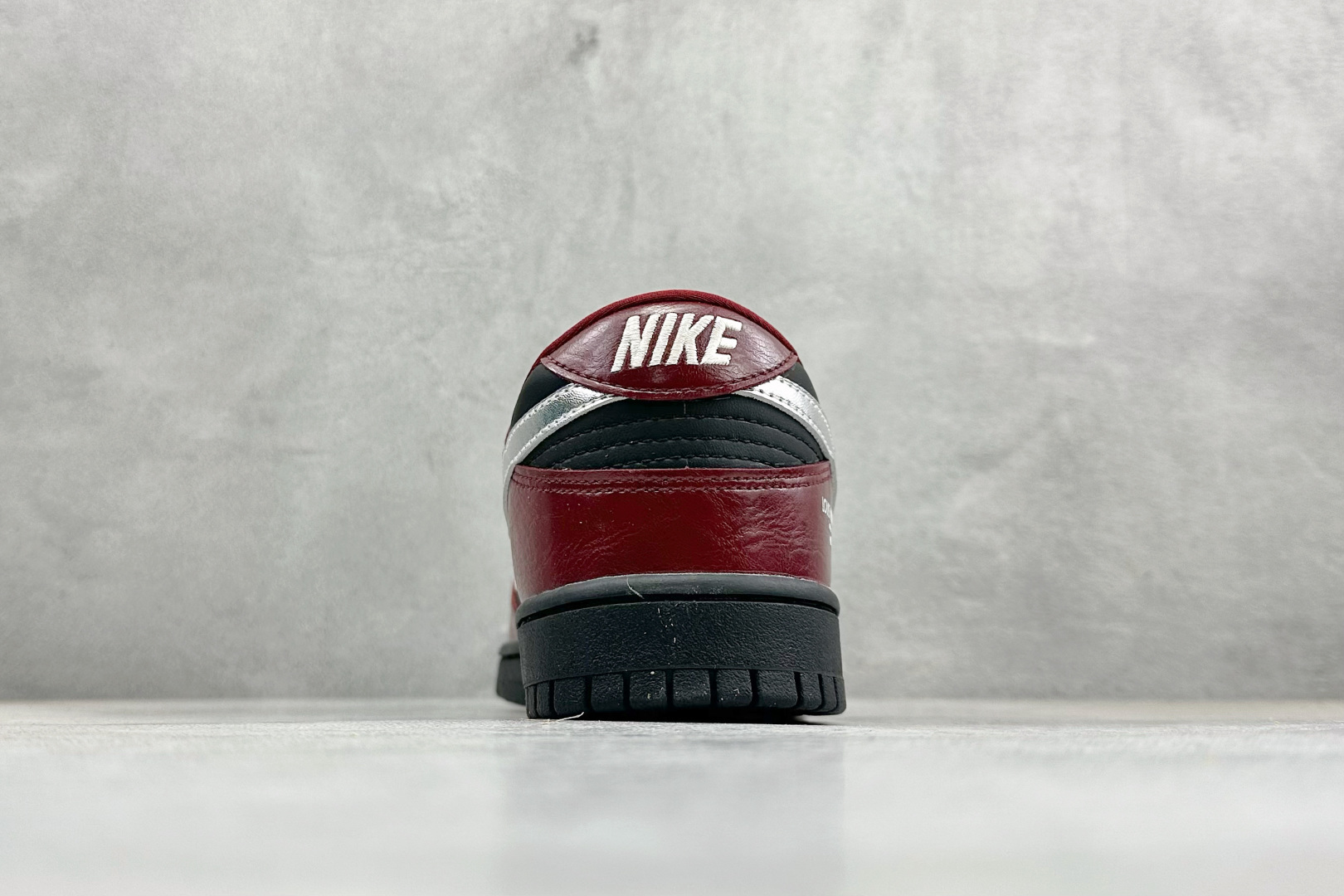 SC版Nike SB Dunk Low 马年限定 红檀玄银 高端定制 低帮休闲板鞋 SG6688-007 SC版Nike SB Dunk Low 马年限定 红檀玄银 高端定制 低帮休闲板鞋 SG6688-007