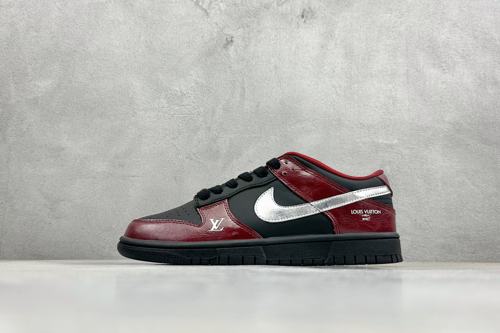 SC版Nike SB Dunk Low 马年限定 红檀玄银 高端定制 低帮休闲板鞋 SG6688-007 SC版Nike SB Dunk Low 马年限定 红檀玄银 高端定制 低帮休闲板鞋 SG6688-007