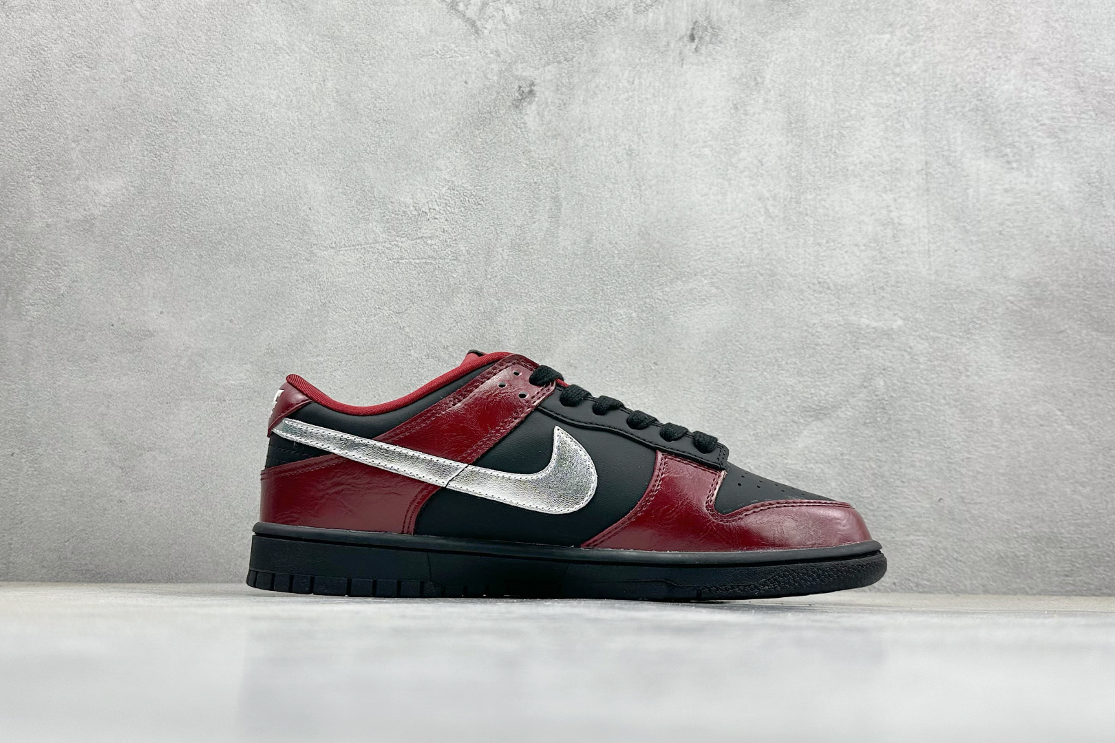 SC版Nike SB Dunk Low 马年限定 红檀玄银 高端定制 低帮休闲板鞋 SG6688-007 SC版Nike SB Dunk Low 马年限定 红檀玄银 高端定制 低帮休闲板鞋 SG6688-007