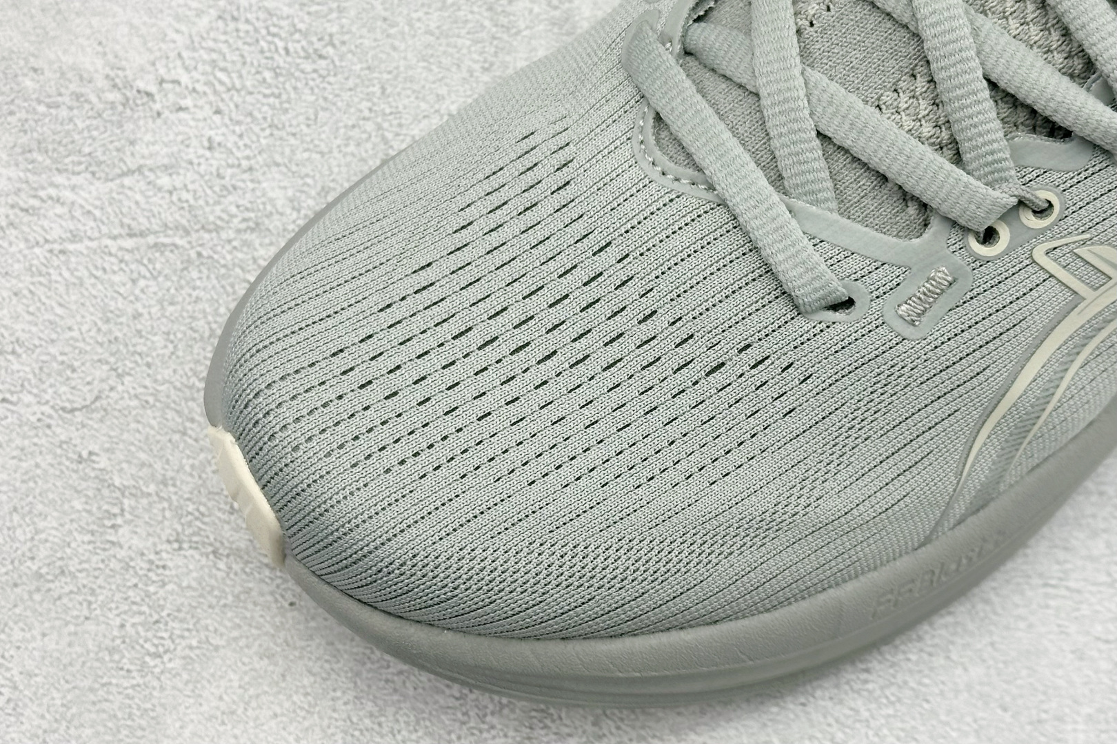 Asics Gel-Nimbus 28 亚瑟士复古透气休闲鞋缓震男子耐磨跑步鞋 1011C127-021 Asics Gel-Nimbus 28 亚瑟士复古透气休闲鞋缓震男子耐磨跑步鞋 1011C127-021