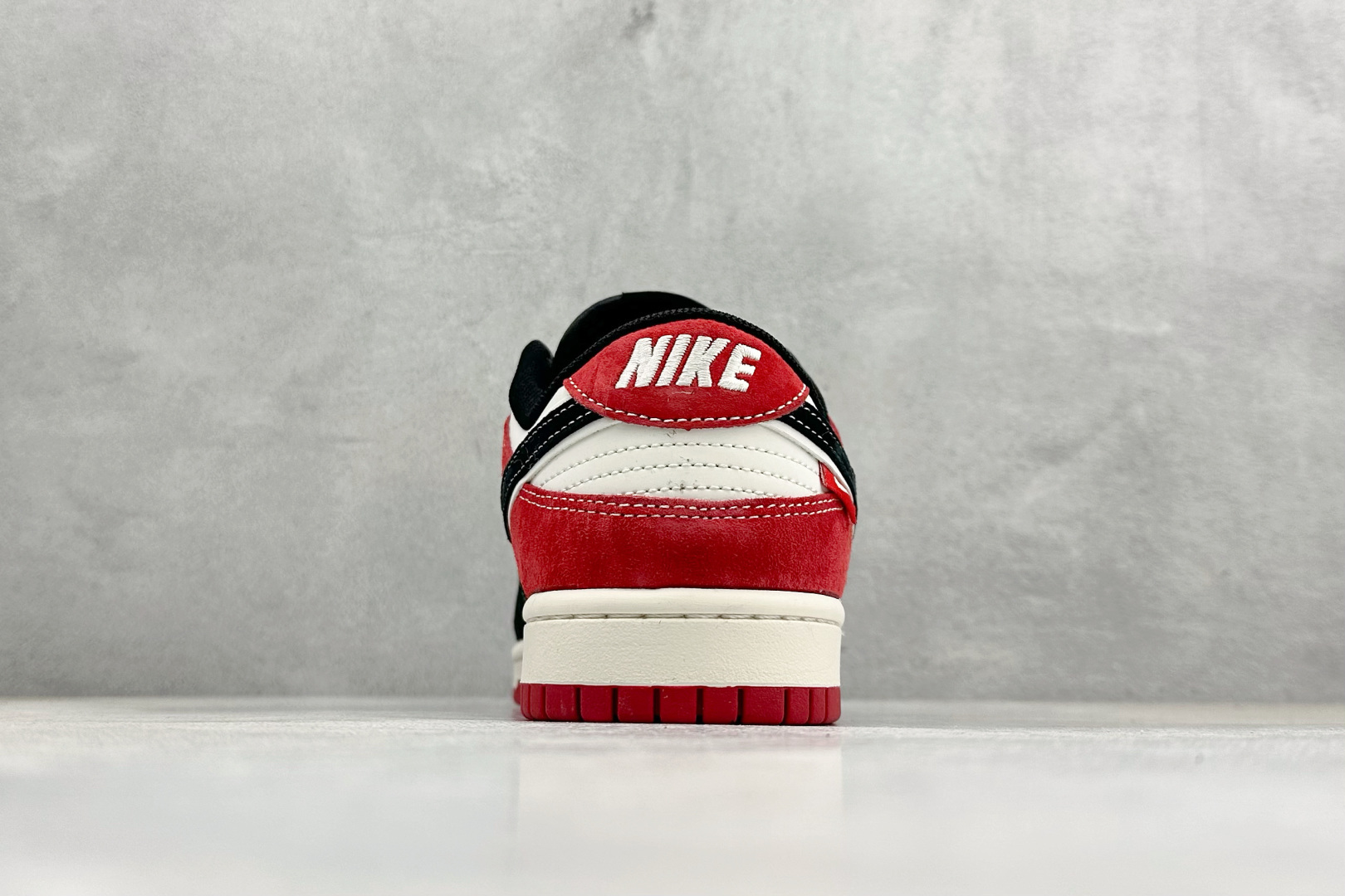 焰乘风,2026马年 Dunk Low 限定登场经典黑白红配色勾勒复古轮廓 YX5066-403 焰乘风,2026马年 Dunk Low 限定登场经典黑白红配色勾勒复古轮廓 YX5066-403