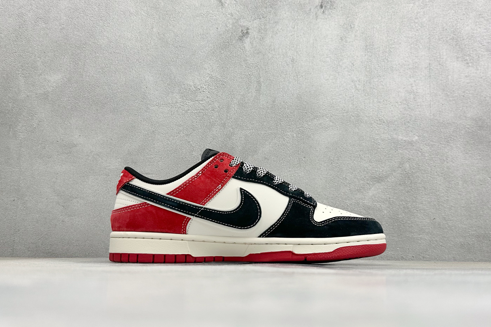 焰乘风,2026马年 Dunk Low 限定登场经典黑白红配色勾勒复古轮廓 YX5066-403 焰乘风,2026马年 Dunk Low 限定登场经典黑白红配色勾勒复古轮廓 YX5066-403