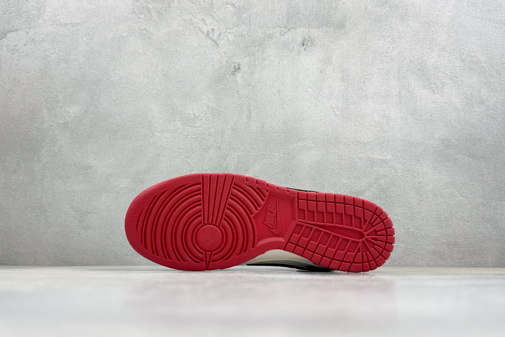 焰乘风,2026马年 Dunk Low 限定登场经典黑白红配色勾勒复古轮廓 YX5066-403 焰乘风,2026马年 Dunk Low 限定登场经典黑白红配色勾勒复古轮廓 YX5066-403