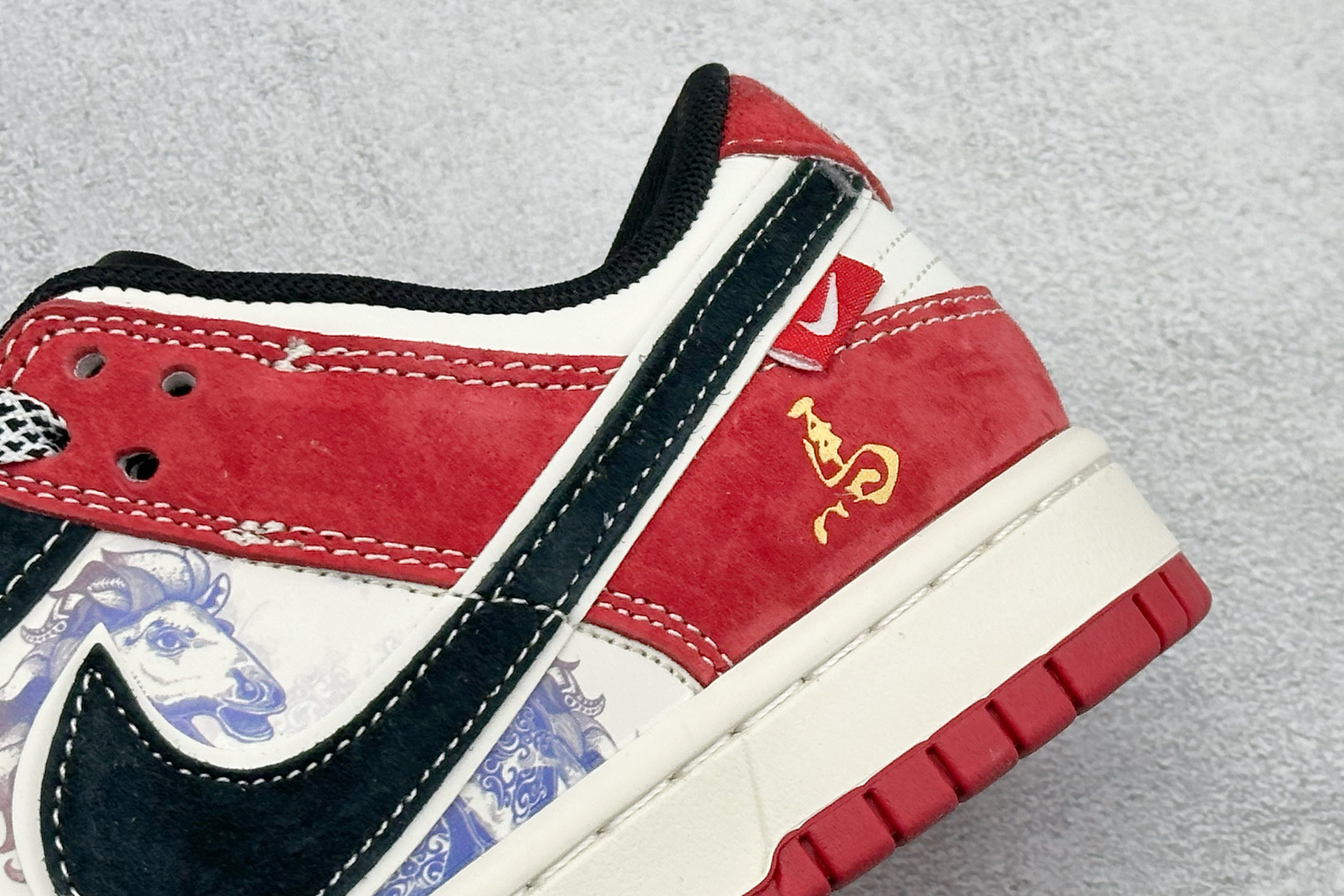 焰乘风,2026马年 Dunk Low 限定登场经典黑白红配色勾勒复古轮廓 YX5066-403 焰乘风,2026马年 Dunk Low 限定登场经典黑白红配色勾勒复古轮廓 YX5066-403