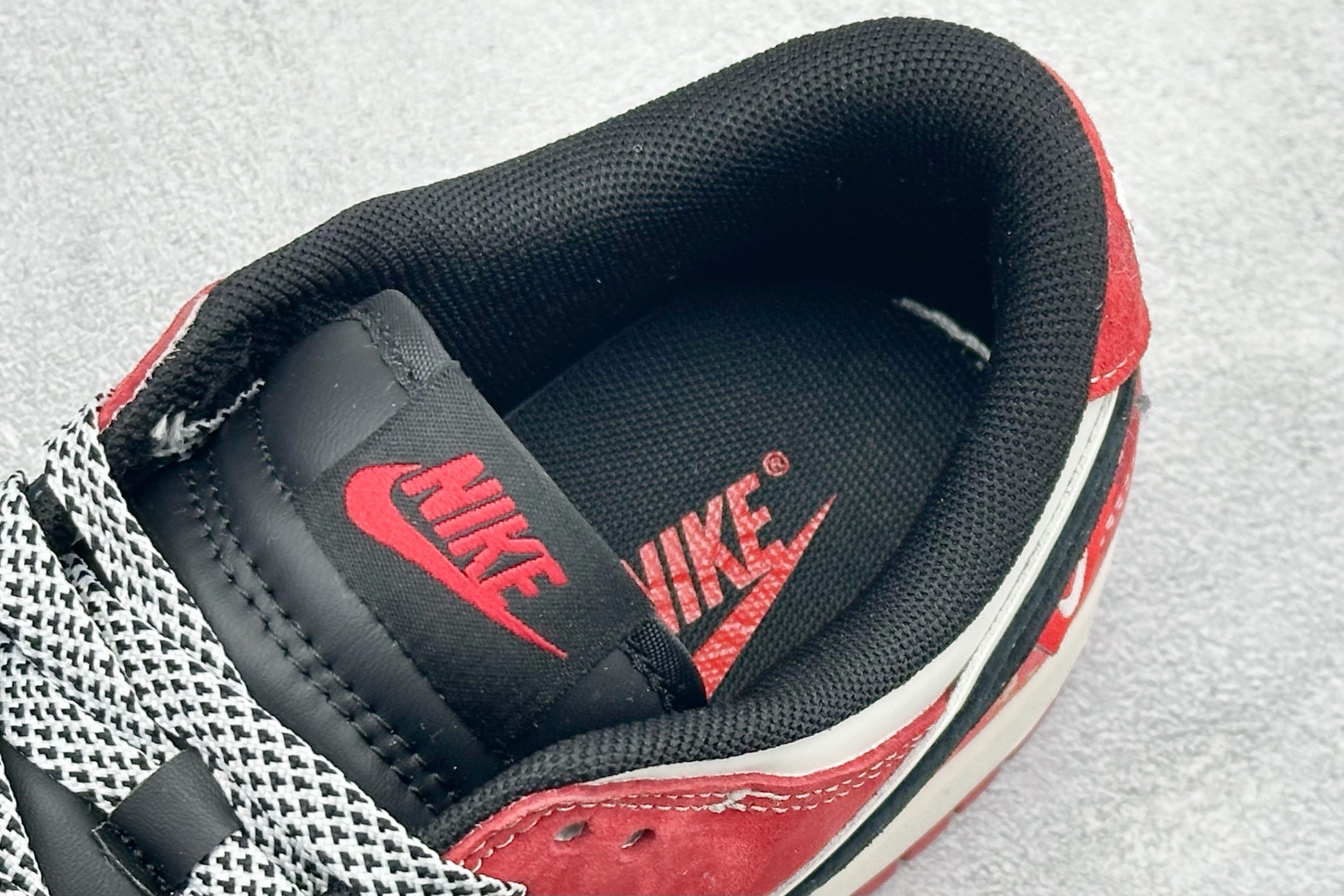 焰乘风,2026马年 Dunk Low 限定登场经典黑白红配色勾勒复古轮廓 YX5066-403 焰乘风,2026马年 Dunk Low 限定登场经典黑白红配色勾勒复古轮廓 YX5066-403