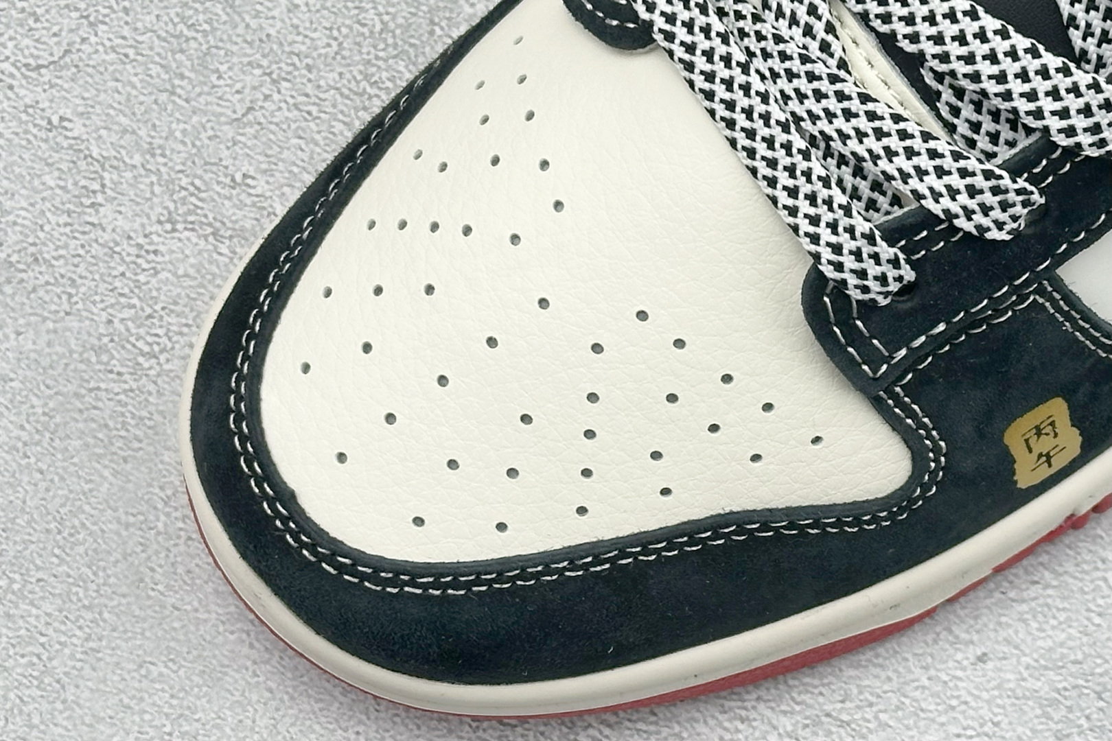 焰乘风,2026马年 Dunk Low 限定登场经典黑白红配色勾勒复古轮廓 YX5066-403 焰乘风,2026马年 Dunk Low 限定登场经典黑白红配色勾勒复古轮廓 YX5066-403