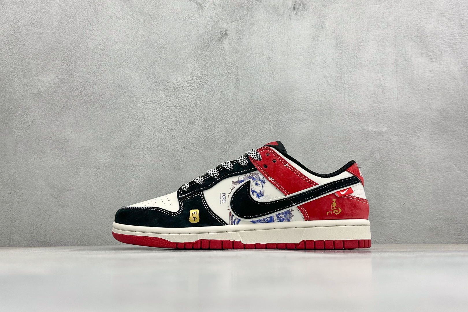 焰乘风,2026马年 Dunk Low 限定登场经典黑白红配色勾勒复古轮廓 YX5066-403 焰乘风,2026马年 Dunk Low 限定登场经典黑白红配色勾勒复古轮廓 YX5066-403