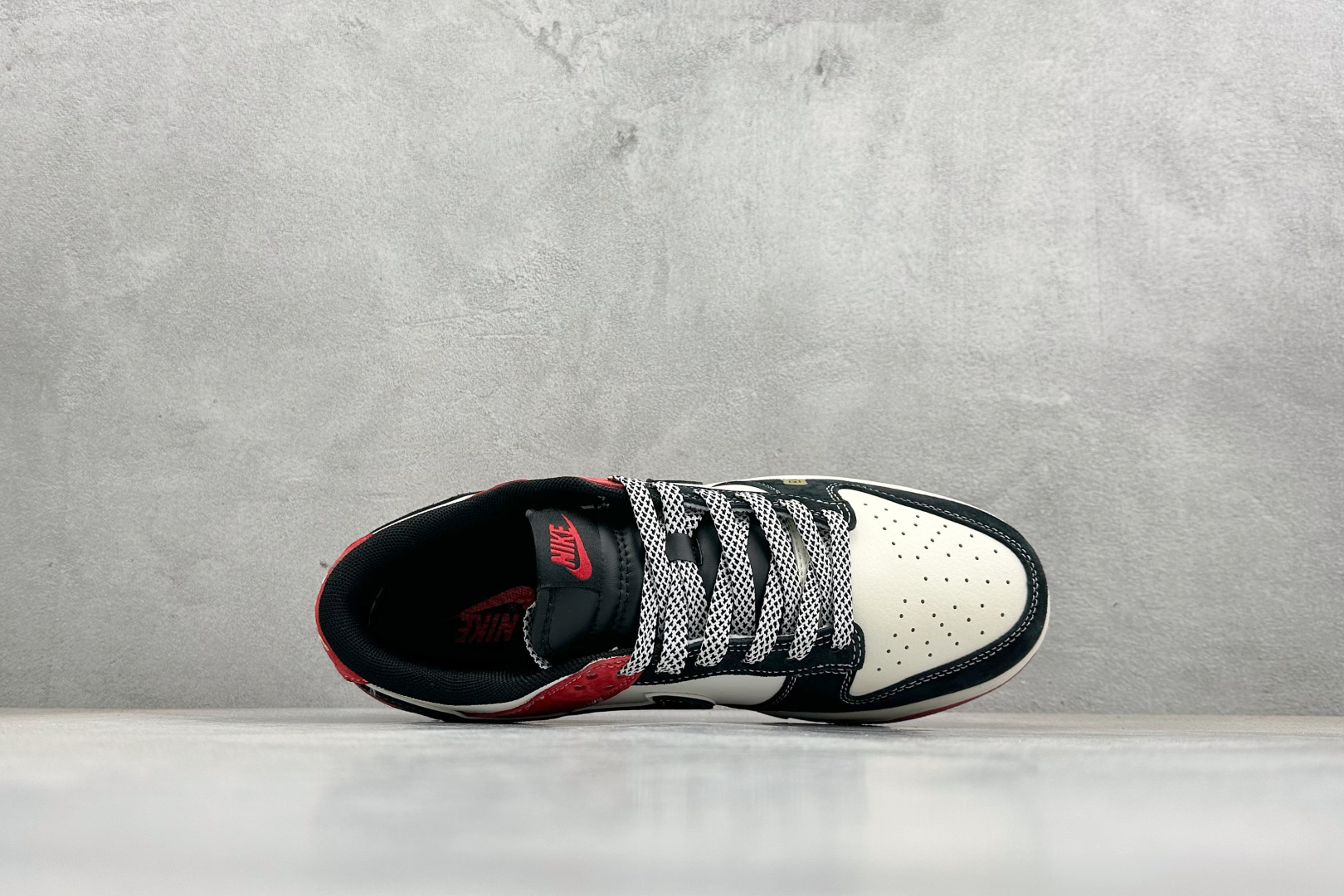 焰乘风,2026马年 Dunk Low 限定登场经典黑白红配色勾勒复古轮廓 YX5066-403 焰乘风,2026马年 Dunk Low 限定登场经典黑白红配色勾勒复古轮廓 YX5066-403