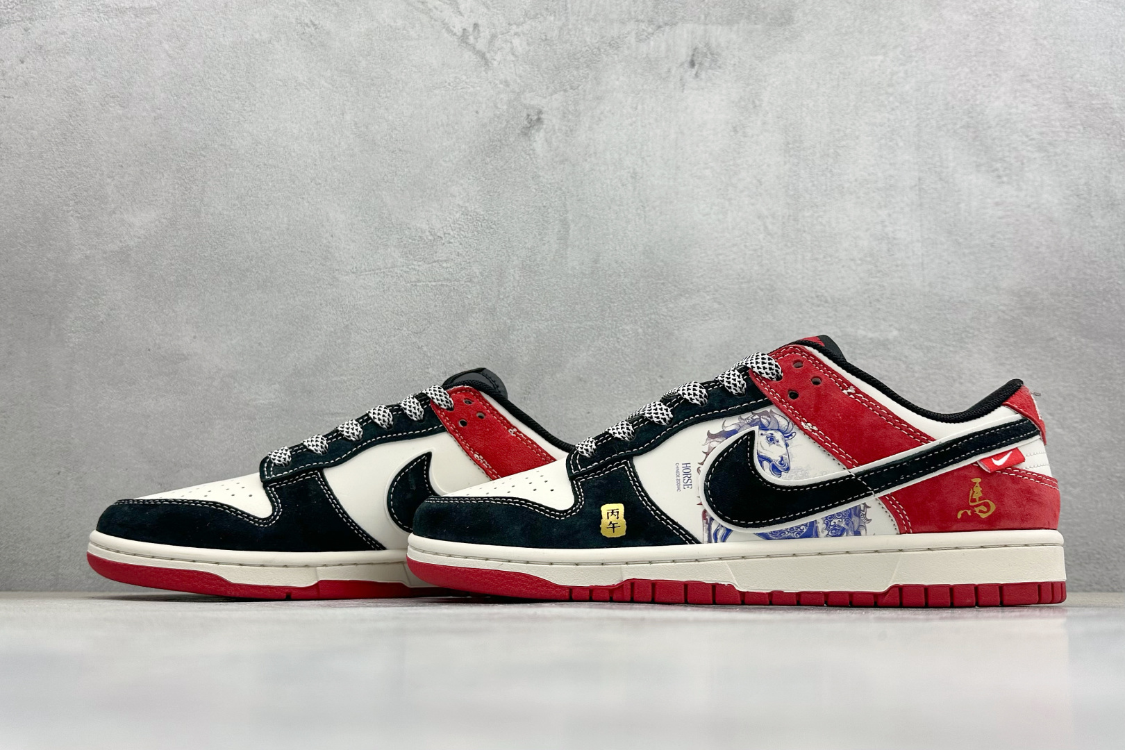 焰乘风,2026马年 Dunk Low 限定登场经典黑白红配色勾勒复古轮廓 YX5066-403 焰乘风,2026马年 Dunk Low 限定登场经典黑白红配色勾勒复古轮廓 YX5066-403