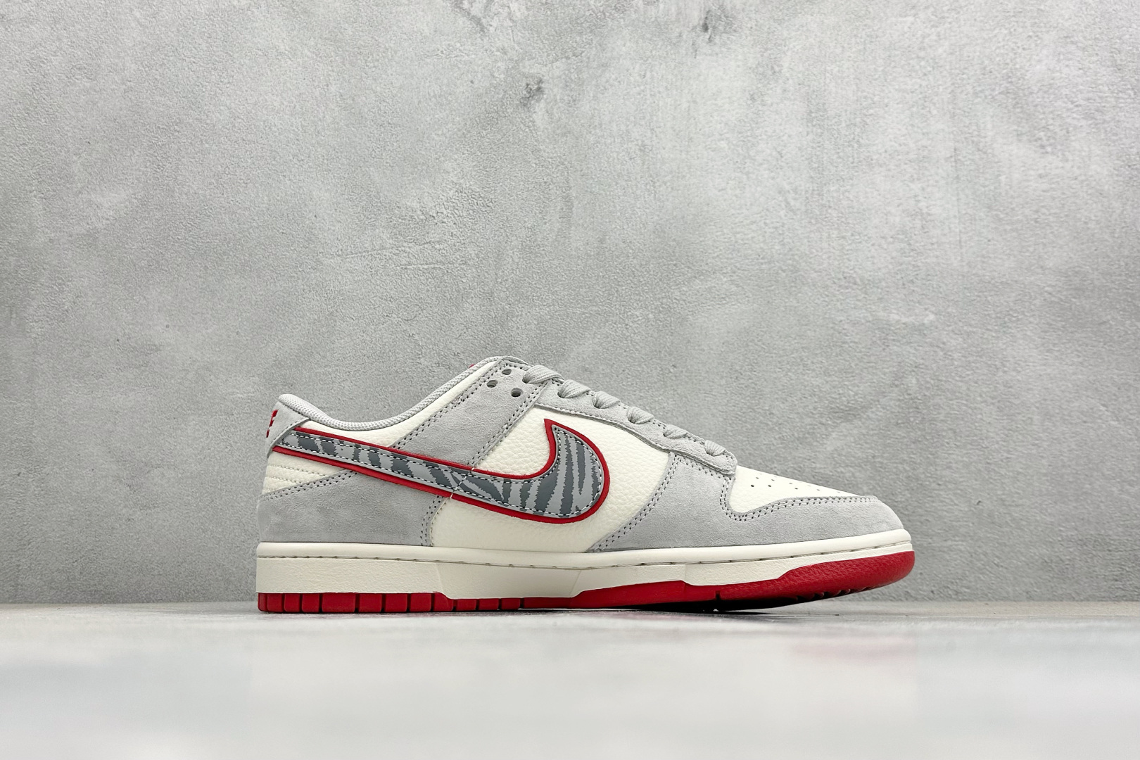 马年祥瑞 Dunk|把好运穿在脚下 LX1988-820 Nike Dunk Low 马年限定 灰白撞红自带清雅年味 LX1988-820 马年祥瑞 Dunk|把好运穿在脚下 LX1988-820 Nike Dunk Low 马年限定 灰白撞红自带清雅年味 LX1988-820