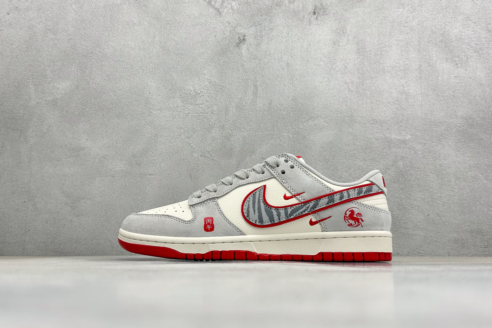 马年祥瑞 Dunk|把好运穿在脚下 LX1988-820 Nike Dunk Low 马年限定 灰白撞红自带清雅年味 LX1988-820 马年祥瑞 Dunk|把好运穿在脚下 LX1988-820 Nike Dunk Low 马年限定 灰白撞红自带清雅年味 LX1988-820