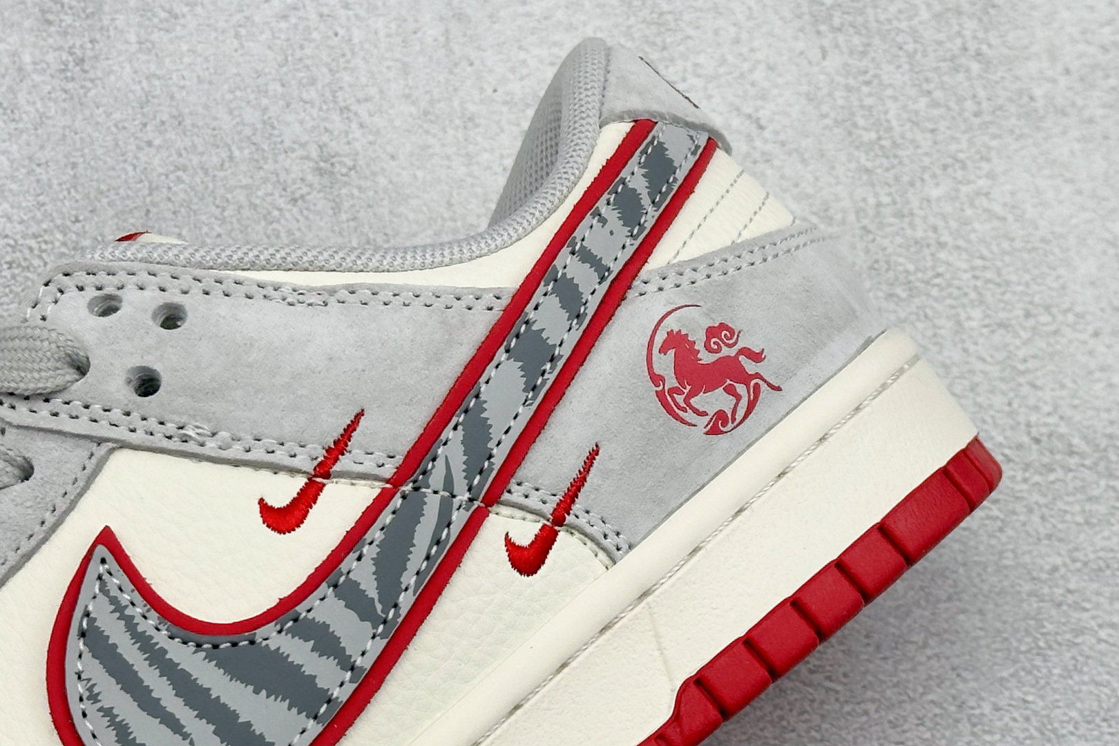 马年祥瑞 Dunk|把好运穿在脚下 LX1988-820 Nike Dunk Low 马年限定 灰白撞红自带清雅年味 LX1988-820 马年祥瑞 Dunk|把好运穿在脚下 LX1988-820 Nike Dunk Low 马年限定 灰白撞红自带清雅年味 LX1988-820