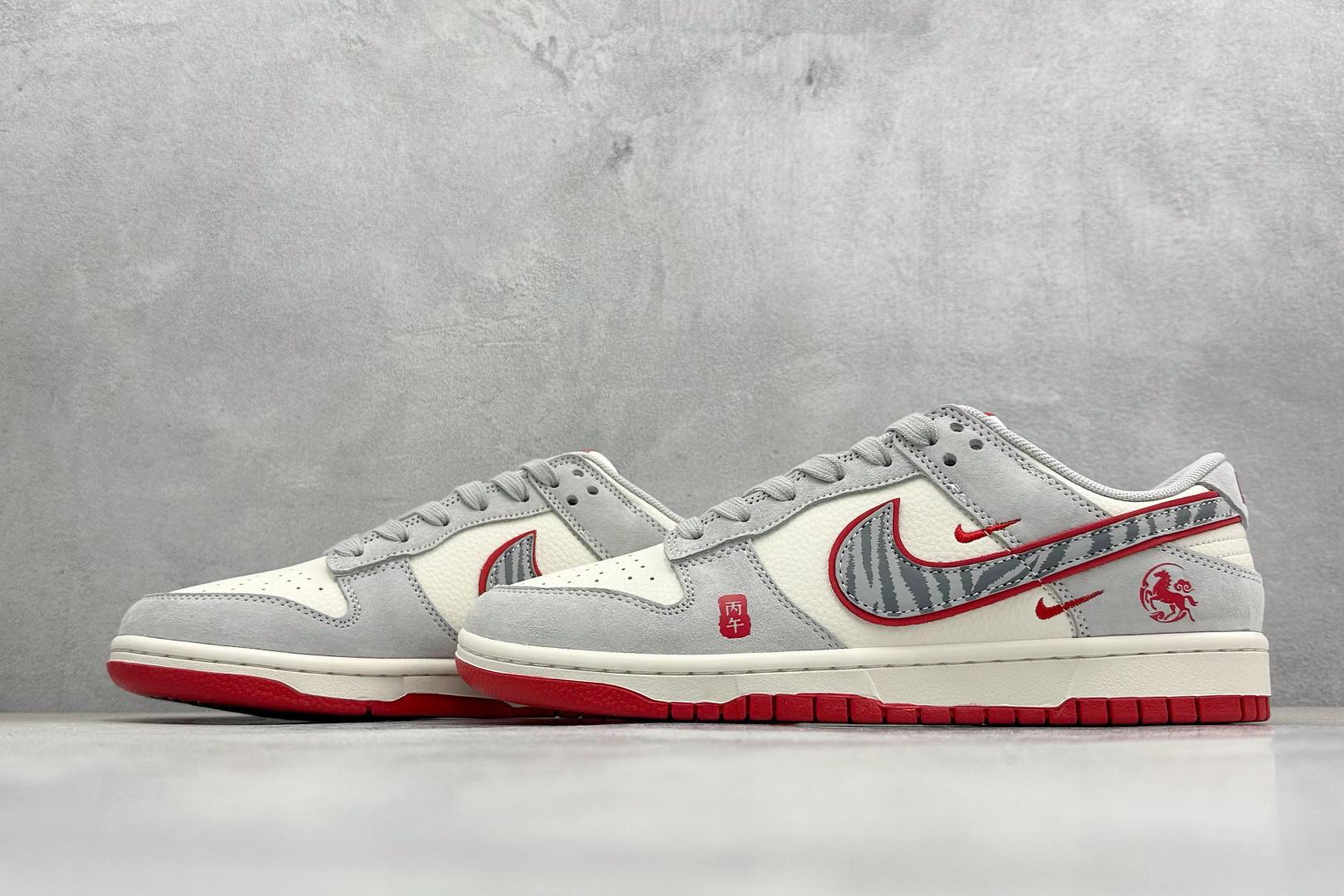 马年祥瑞 Dunk|把好运穿在脚下 LX1988-820 Nike Dunk Low 马年限定 灰白撞红自带清雅年味 LX1988-820 马年祥瑞 Dunk|把好运穿在脚下 LX1988-820 Nike Dunk Low 马年限定 灰白撞红自带清雅年味 LX1988-820